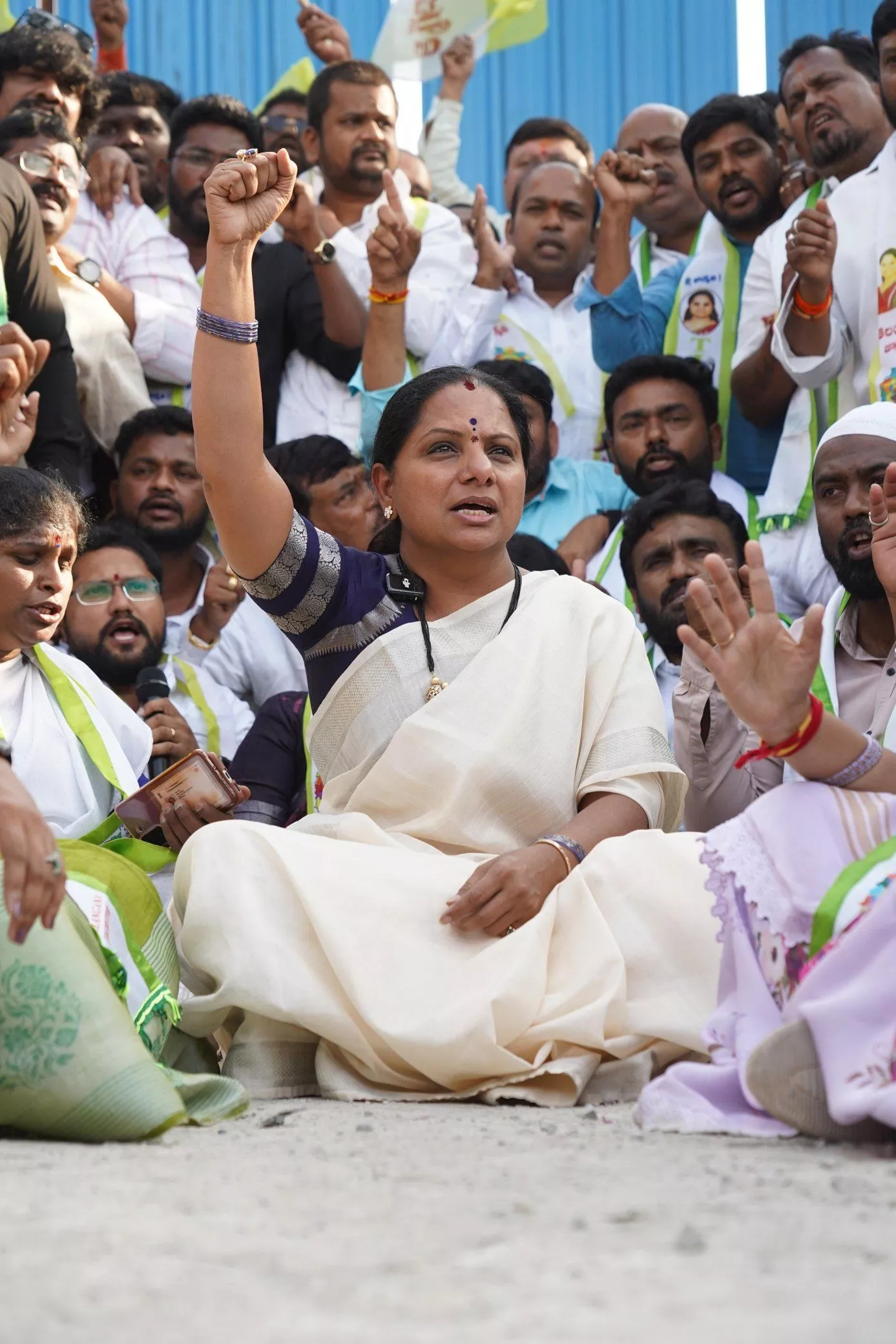 मूसी किनारे निर्माण के विरोध में के. कविता धरने पर