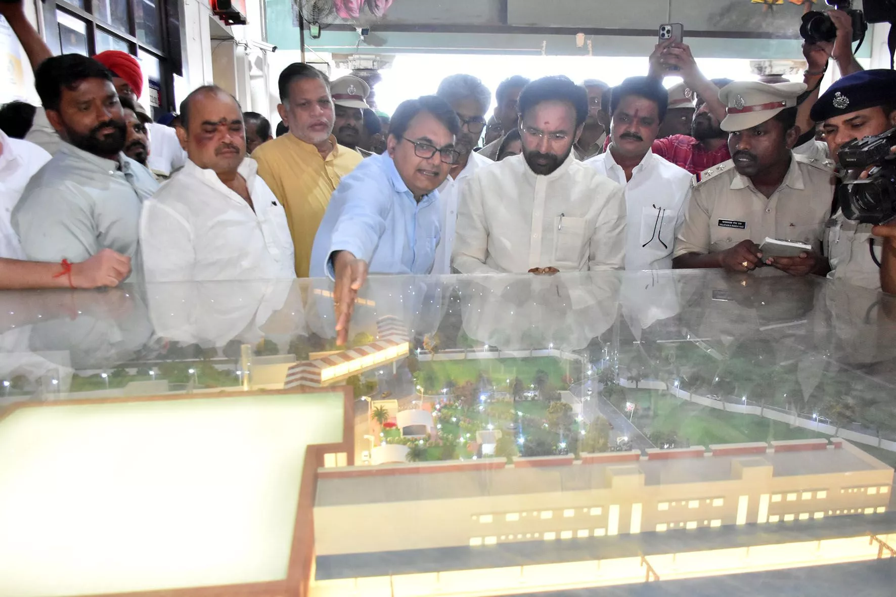 किशन रेड्डी नामपल्ली रेलवे स्टेशन विकास कार्यों का निरीक्षण करते हुए