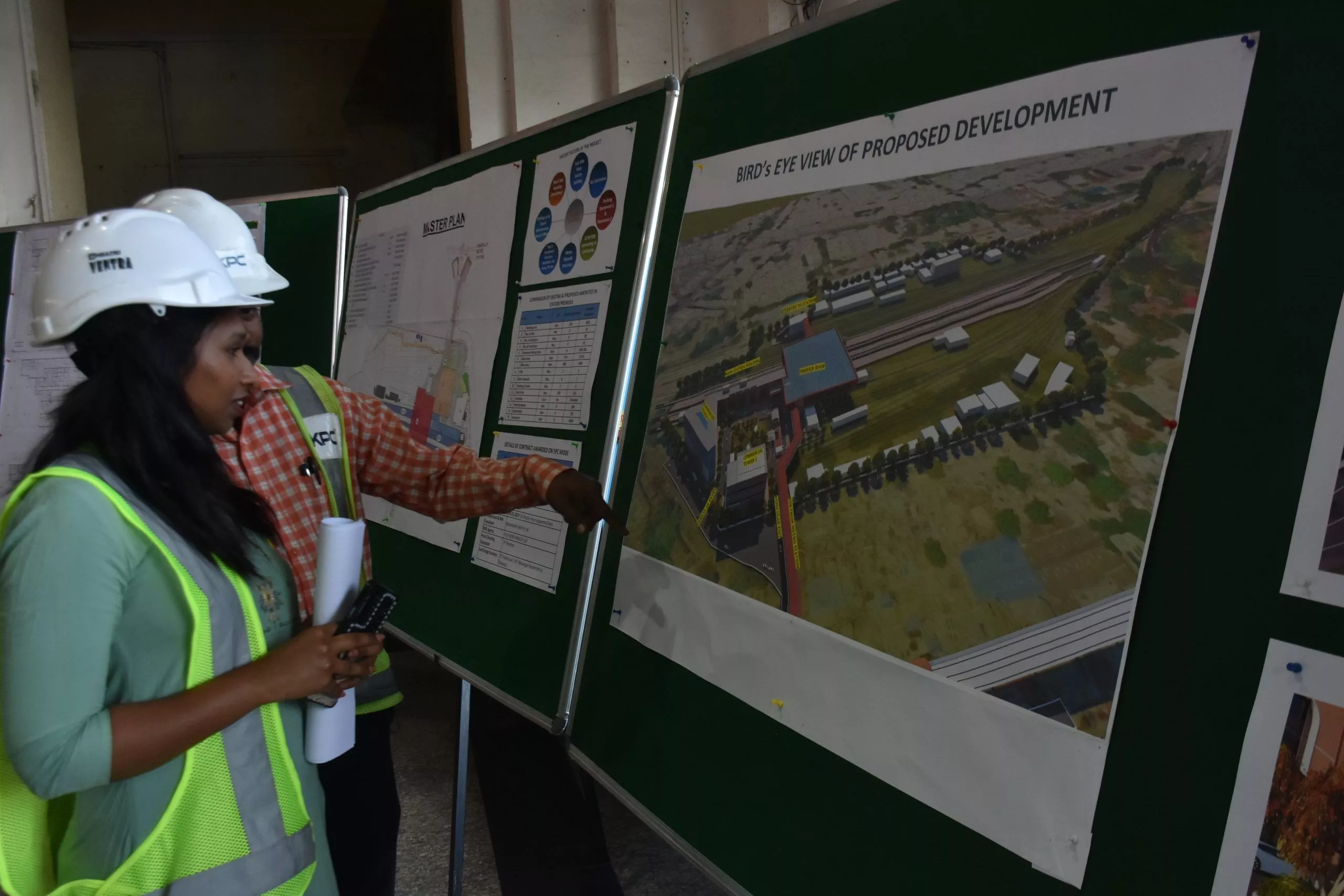 किशन रेड्डी नामपल्ली रेलवे स्टेशन विकास कार्यों का निरीक्षण करते हुए