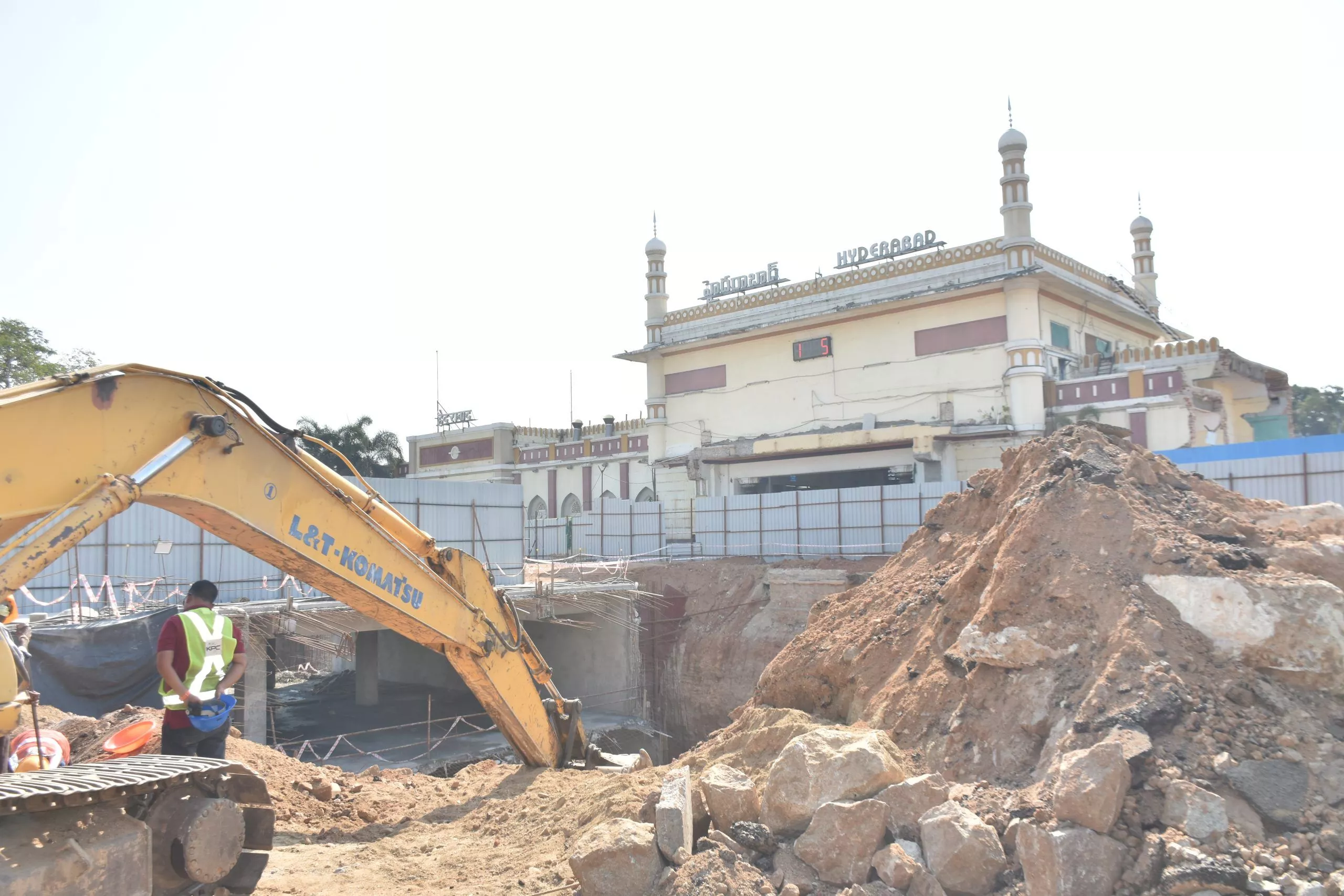 किशन रेड्डी नामपल्ली रेलवे स्टेशन विकास कार्यों का निरीक्षण करते हुए