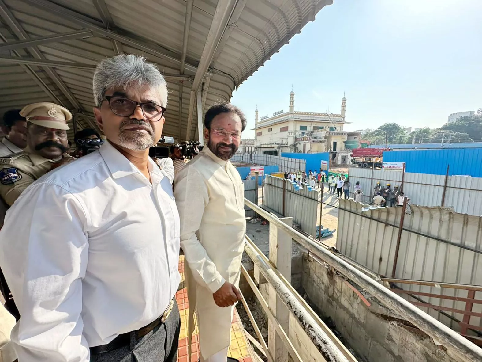 किशन रेड्डी नामपल्ली रेलवे स्टेशन विकास कार्यों का निरीक्षण करते हुए