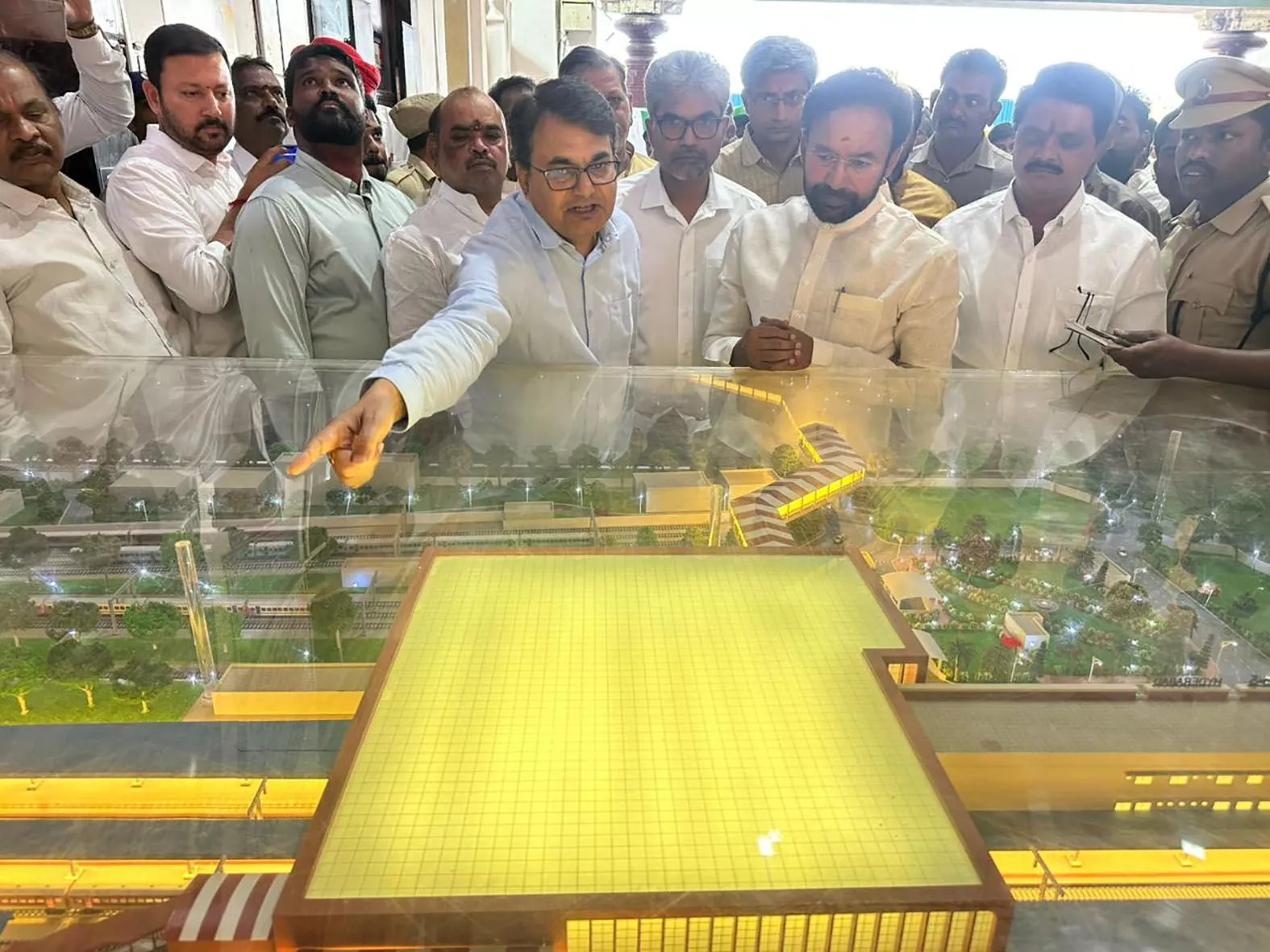 किशन रेड्डी नामपल्ली रेलवे स्टेशन विकास कार्यों का निरीक्षण करते हुए