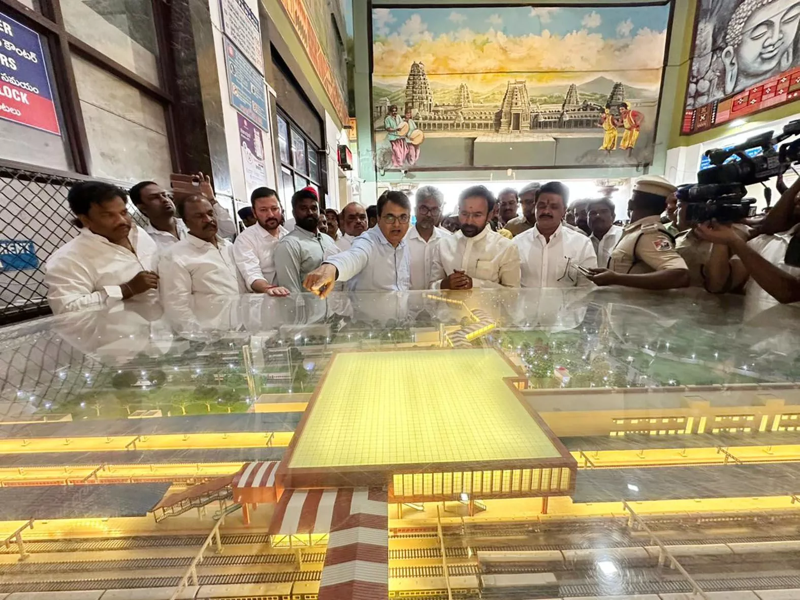 किशन रेड्डी नामपल्ली रेलवे स्टेशन विकास कार्यों का निरीक्षण करते हुए