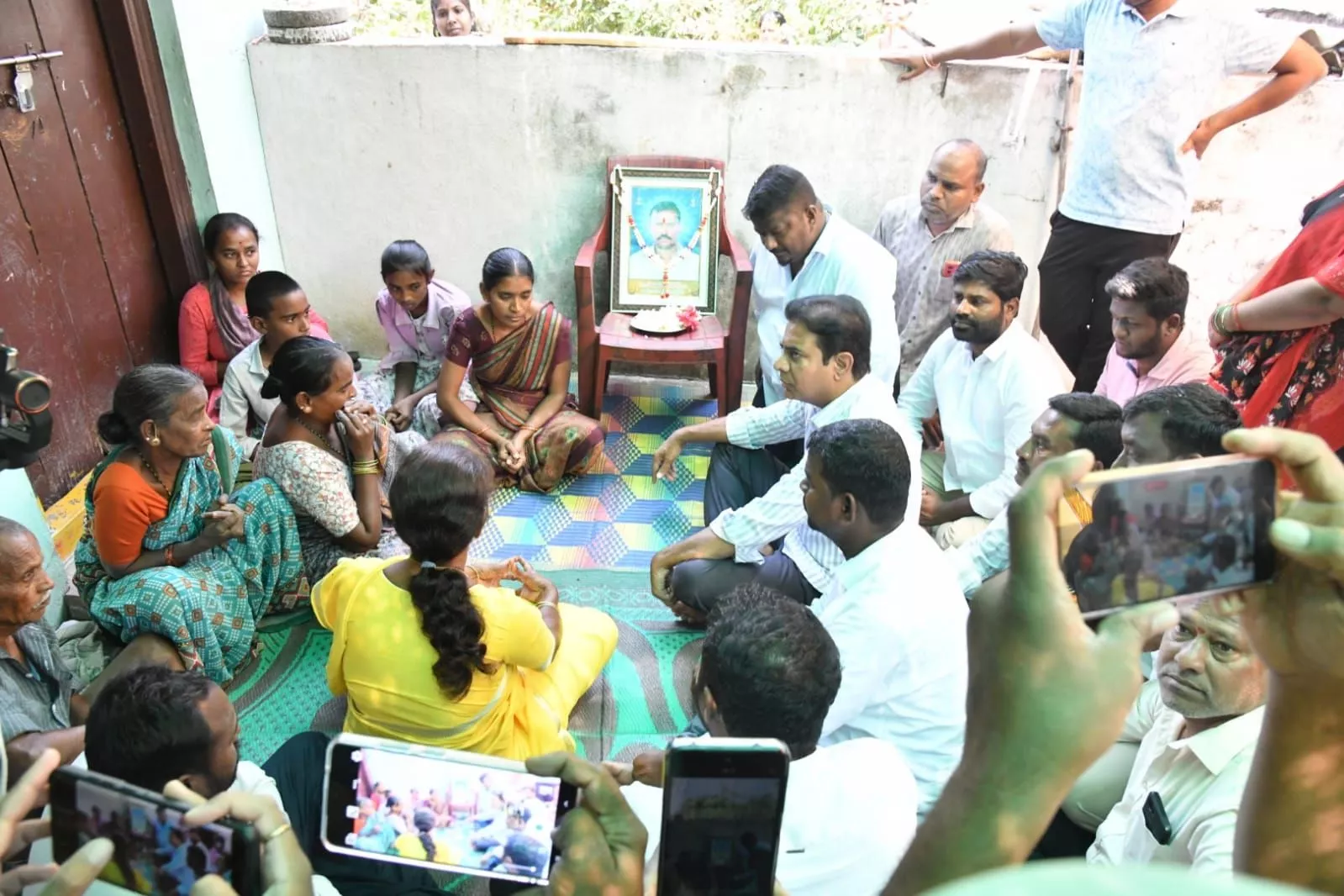 सभा में भाषण देते बीआरएस नेता केटीआर