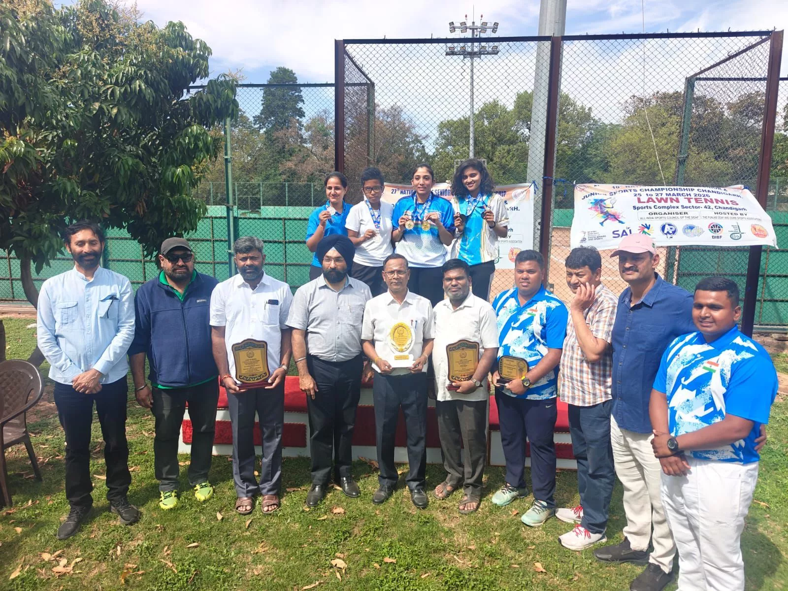 भवानी केड़िया नेशनल डेफ जूनियर टेनिस में रजत पदक जीतती हुई