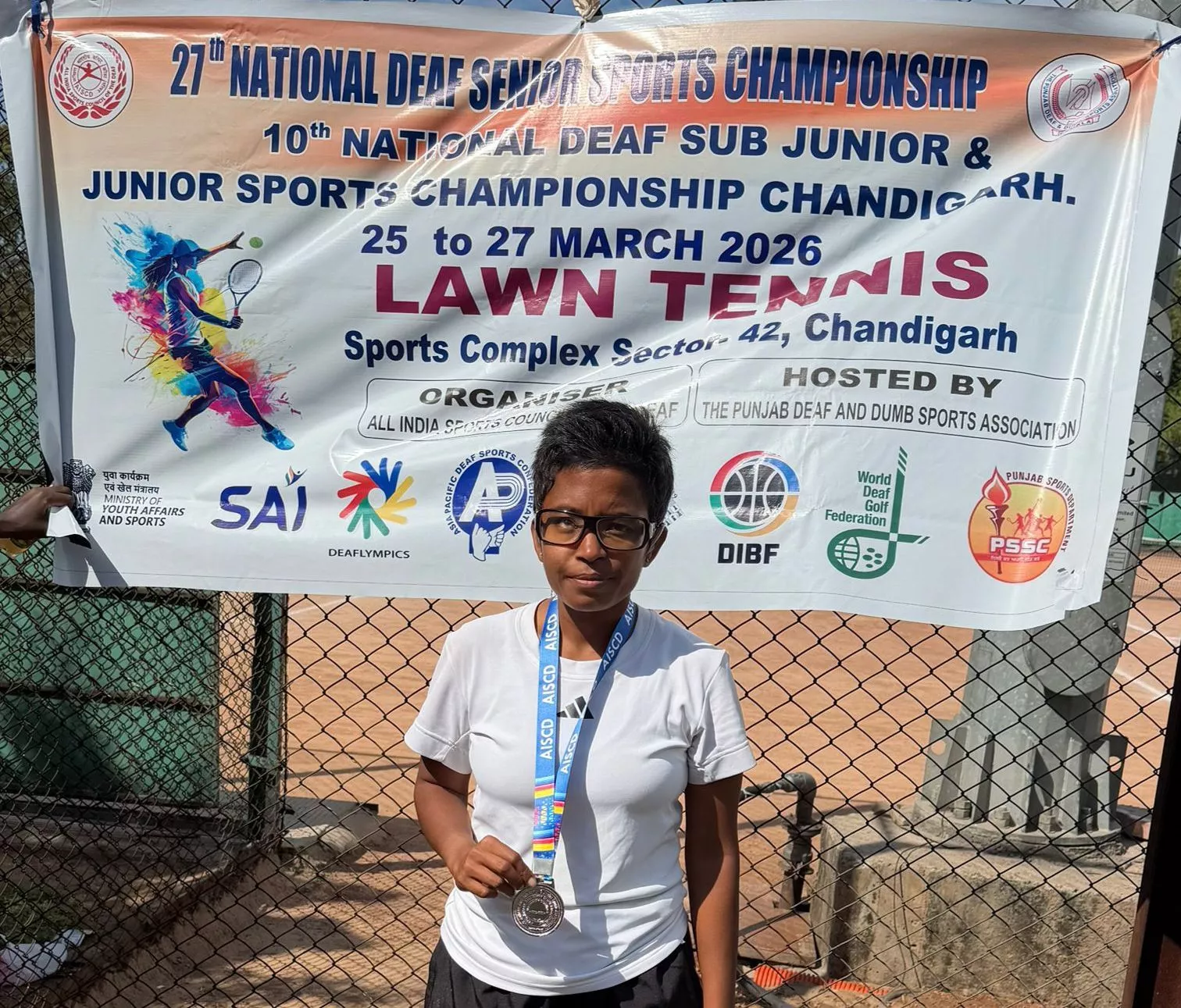 भवानी केड़िया नेशनल डेफ जूनियर टेनिस में रजत पदक जीतती हुई