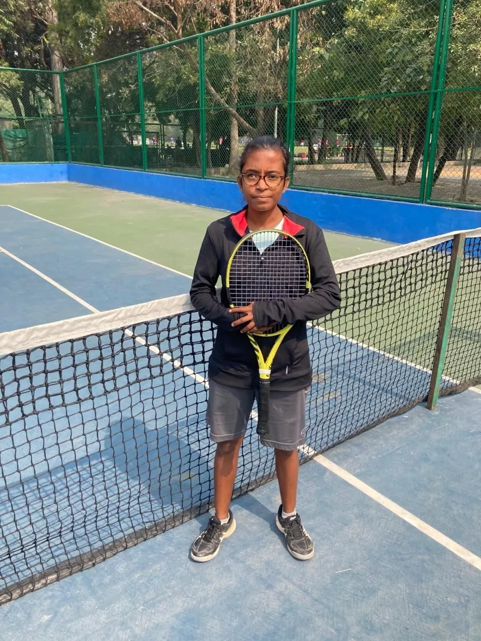 भवानी केड़िया नेशनल डेफ जूनियर टेनिस में रजत पदक जीतती हुई