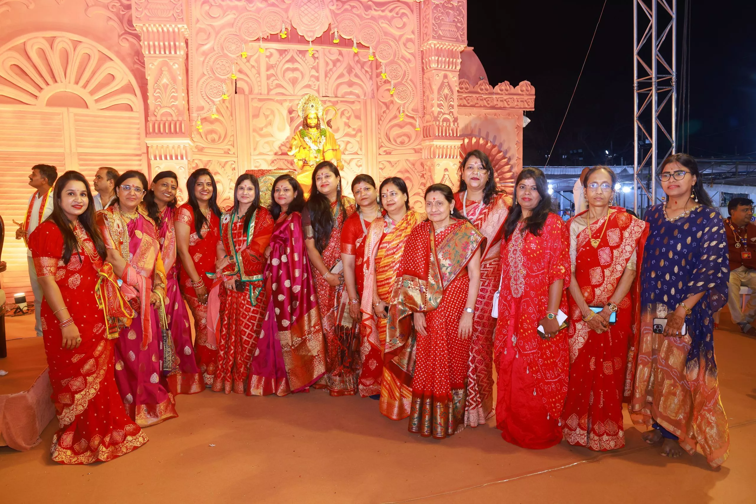 नुमाइश मैदान में माँ वैष्णो देवी के भव्य जागरण का दृश्य