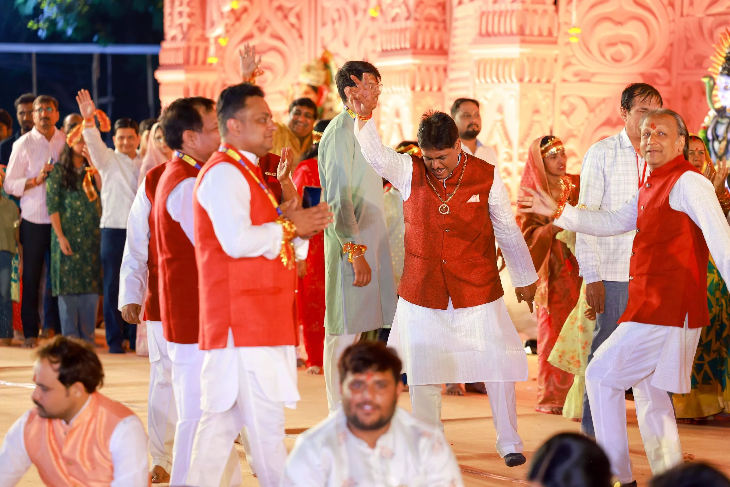 नुमाइश मैदान में माँ वैष्णो देवी के भव्य जागरण का दृश्य