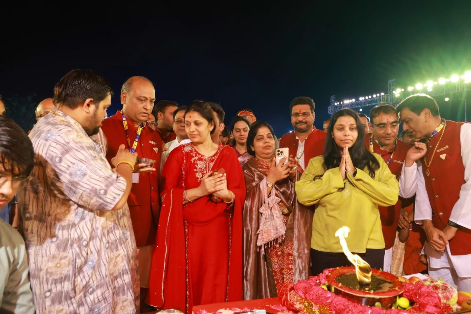 नुमाइश मैदान में माँ वैष्णो देवी के भव्य जागरण का दृश्य