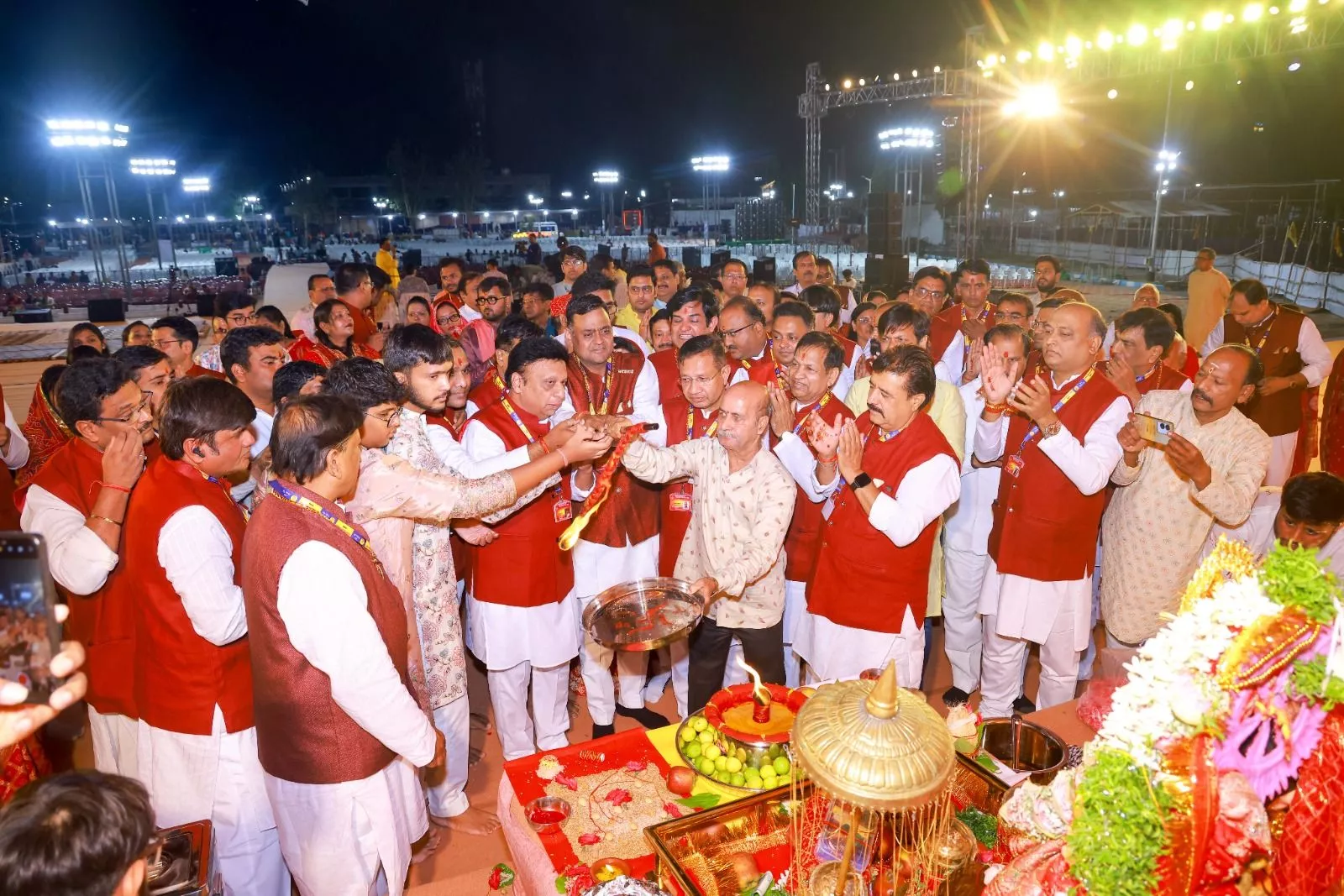 नुमाइश मैदान में माँ वैष्णो देवी के भव्य जागरण का दृश्य