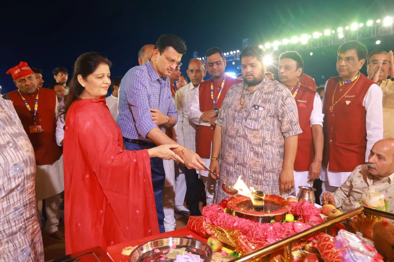 नुमाइश मैदान में माँ वैष्णो देवी के भव्य जागरण का दृश्य