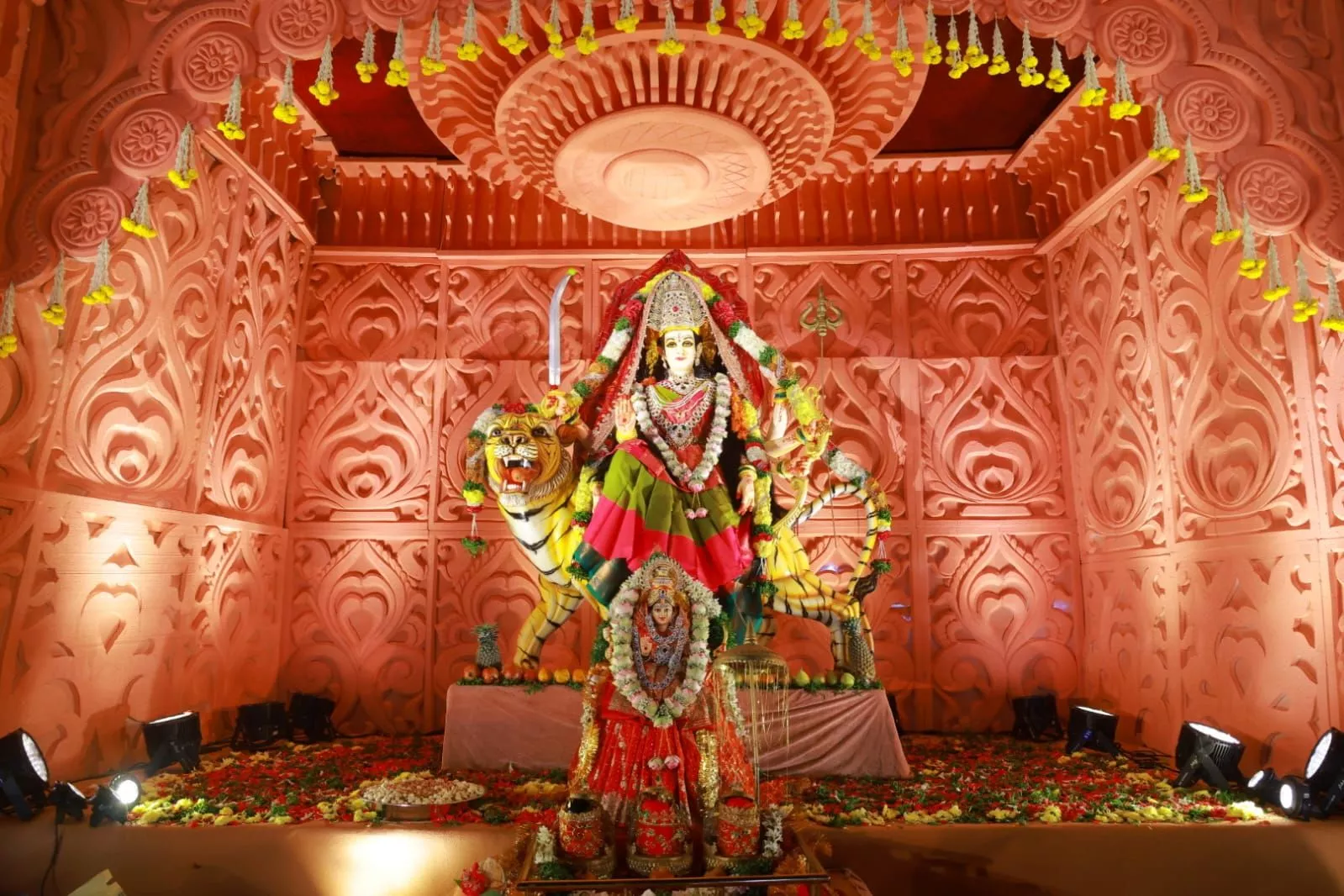 नुमाइश मैदान में माँ वैष्णो देवी के भव्य जागरण का दृश्य