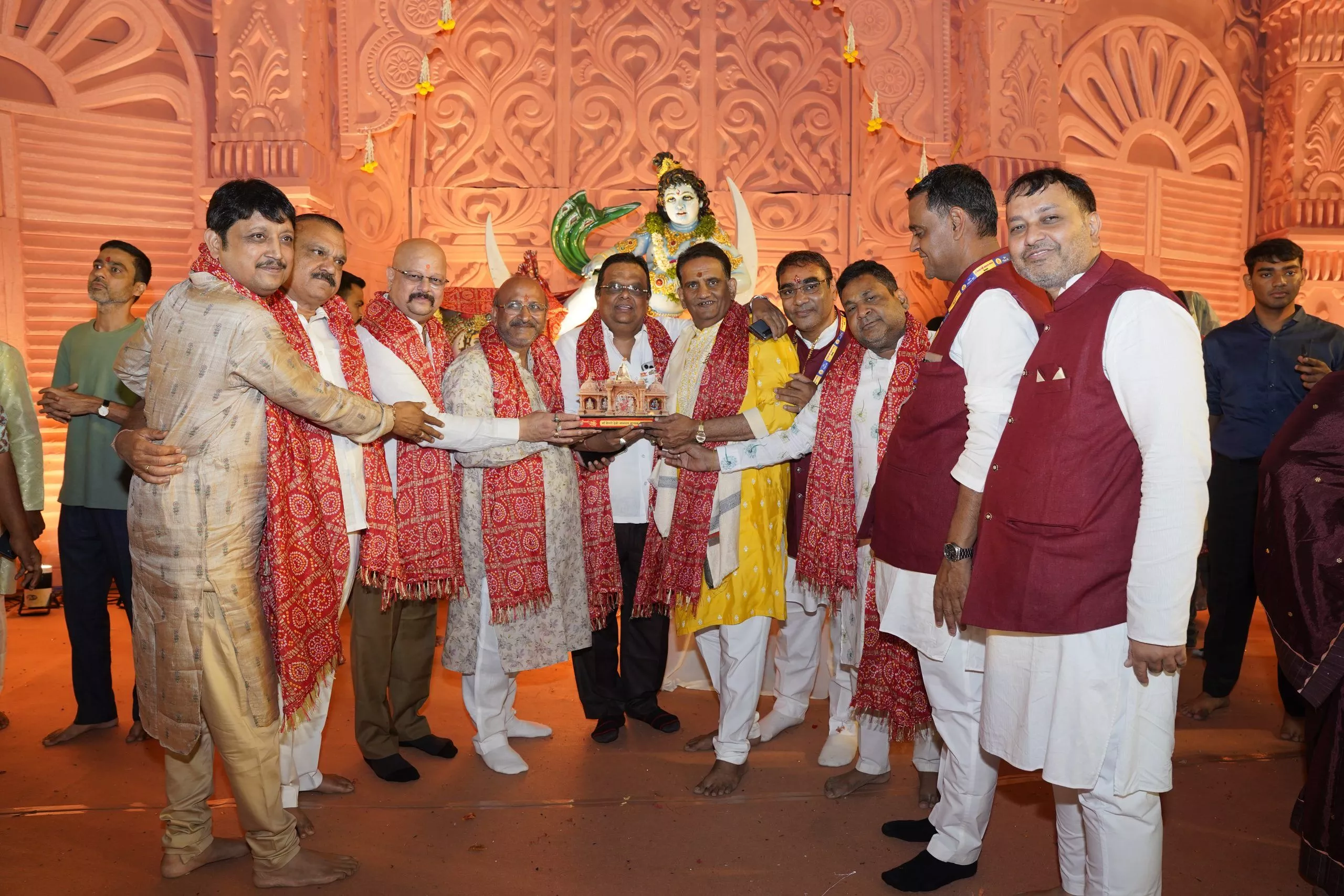 नुमाइश मैदान में माँ वैष्णो देवी के भव्य जागरण का दृश्य