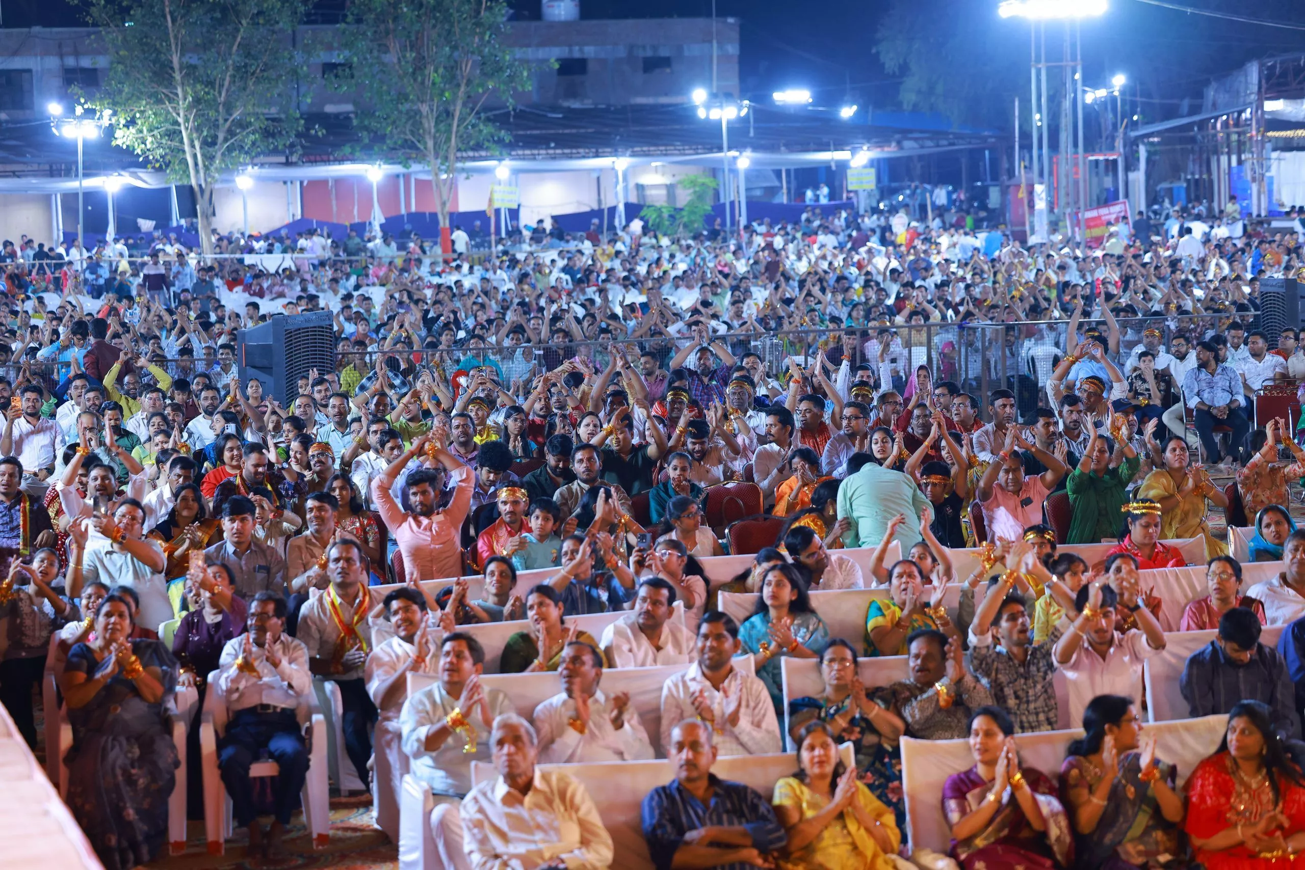 नुमाइश मैदान में माँ वैष्णो देवी के भव्य जागरण का दृश्य