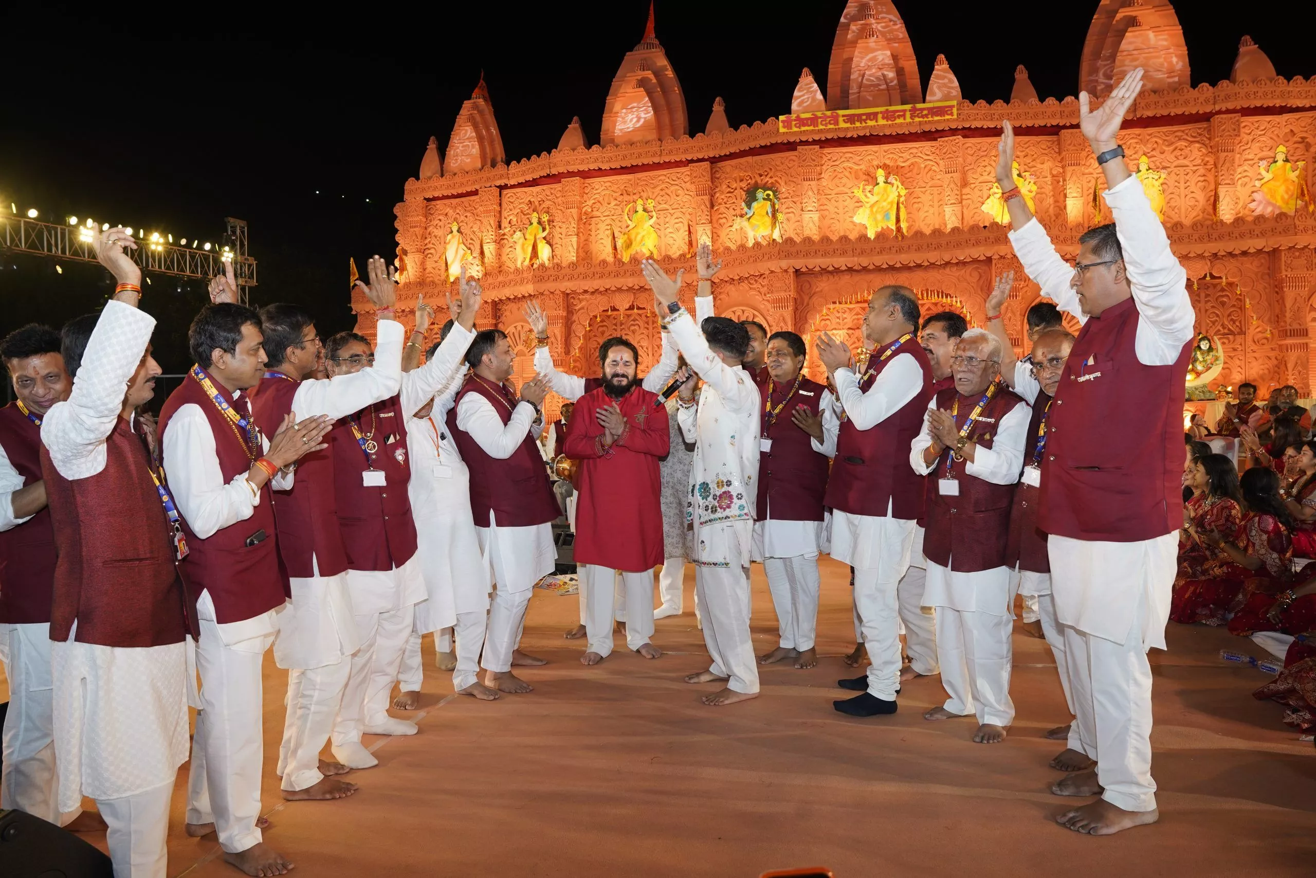 नुमाइश मैदान में माँ वैष्णो देवी के भव्य जागरण का दृश्य