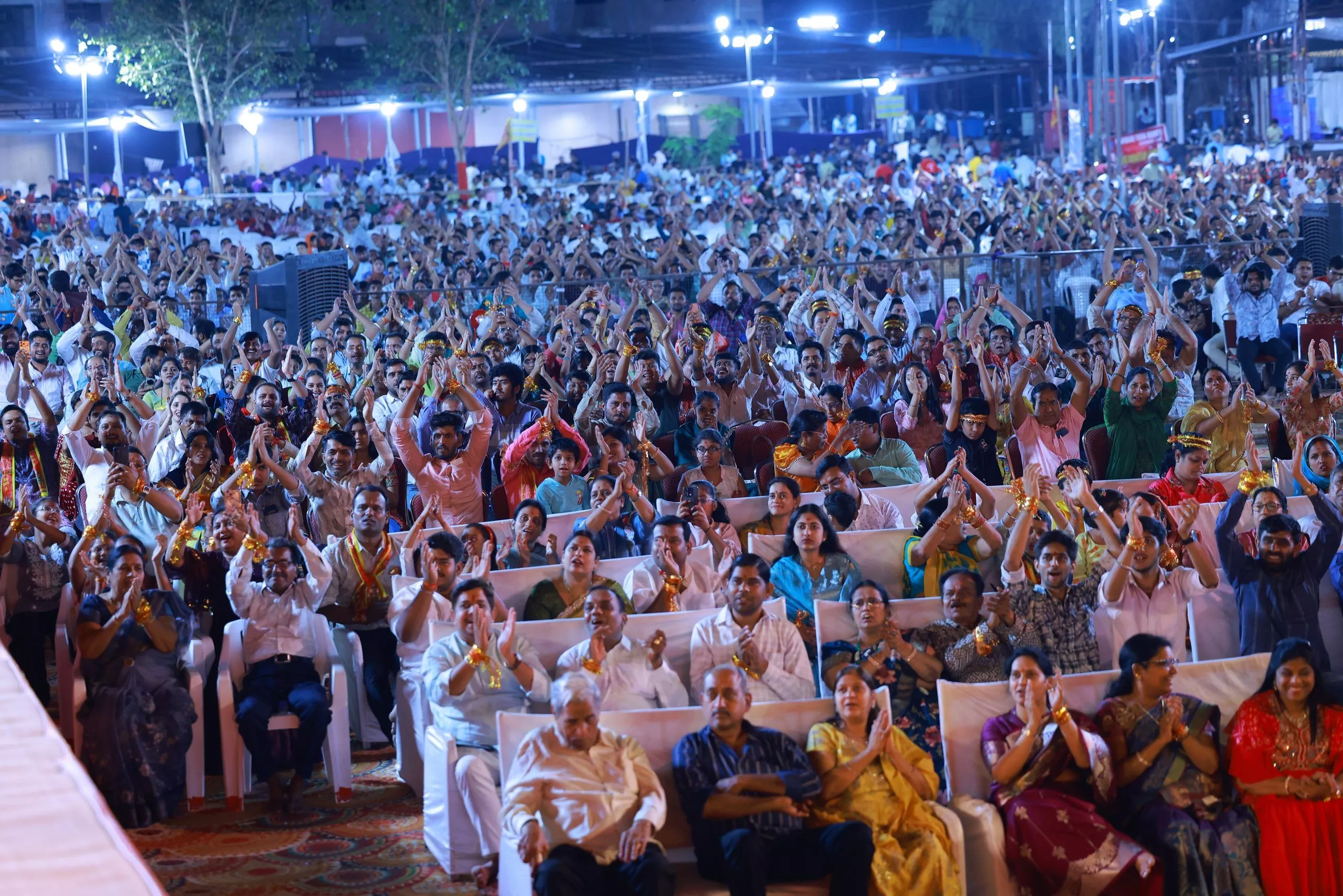 नुमाइश मैदान में माँ वैष्णो देवी के भव्य जागरण का दृश्य