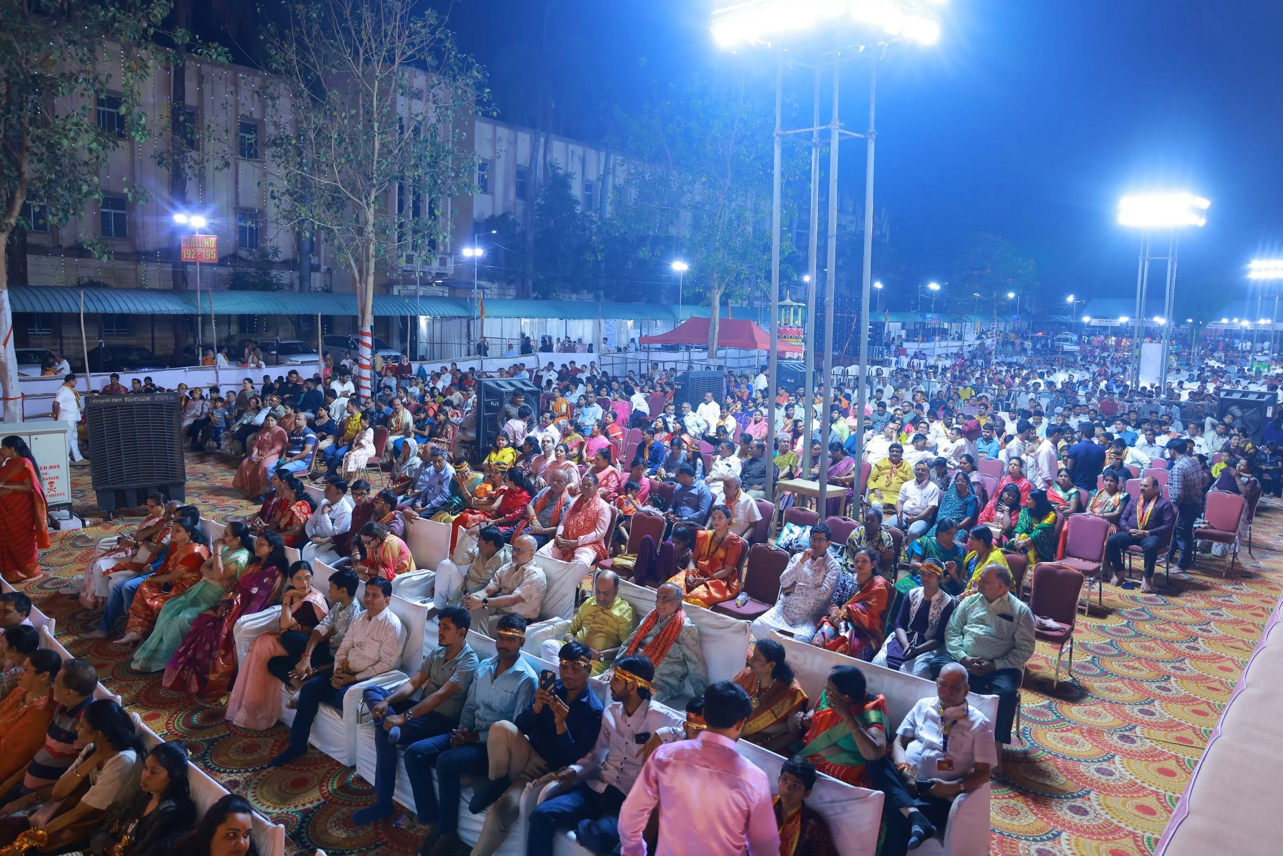 नुमाइश मैदान में माँ वैष्णो देवी के भव्य जागरण का दृश्य