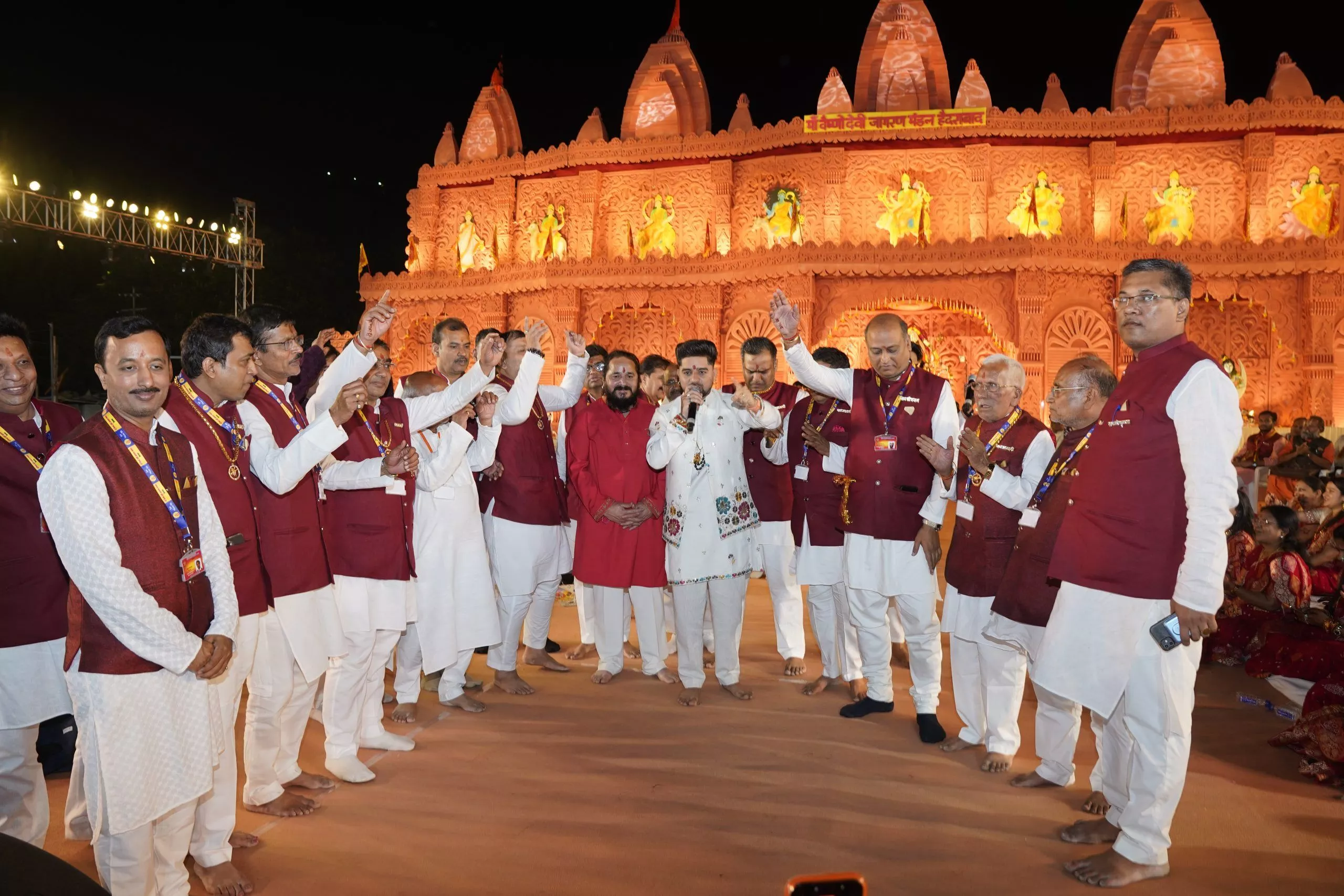 नुमाइश मैदान में माँ वैष्णो देवी के भव्य जागरण का दृश्य