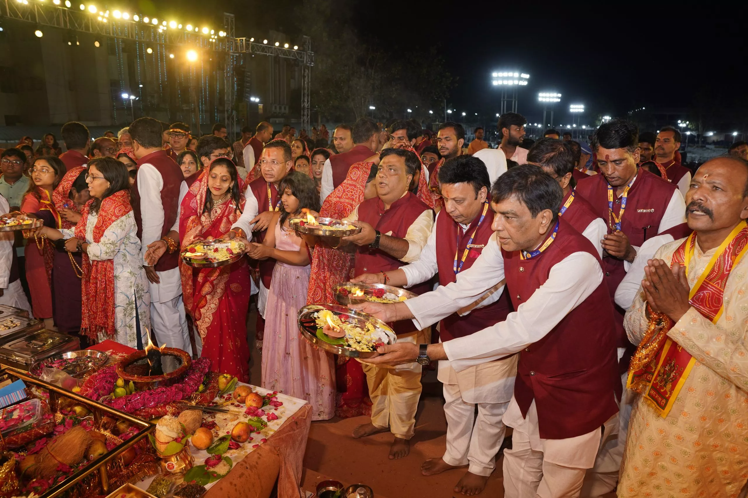 नुमाइश मैदान में माँ वैष्णो देवी के भव्य जागरण का दृश्य