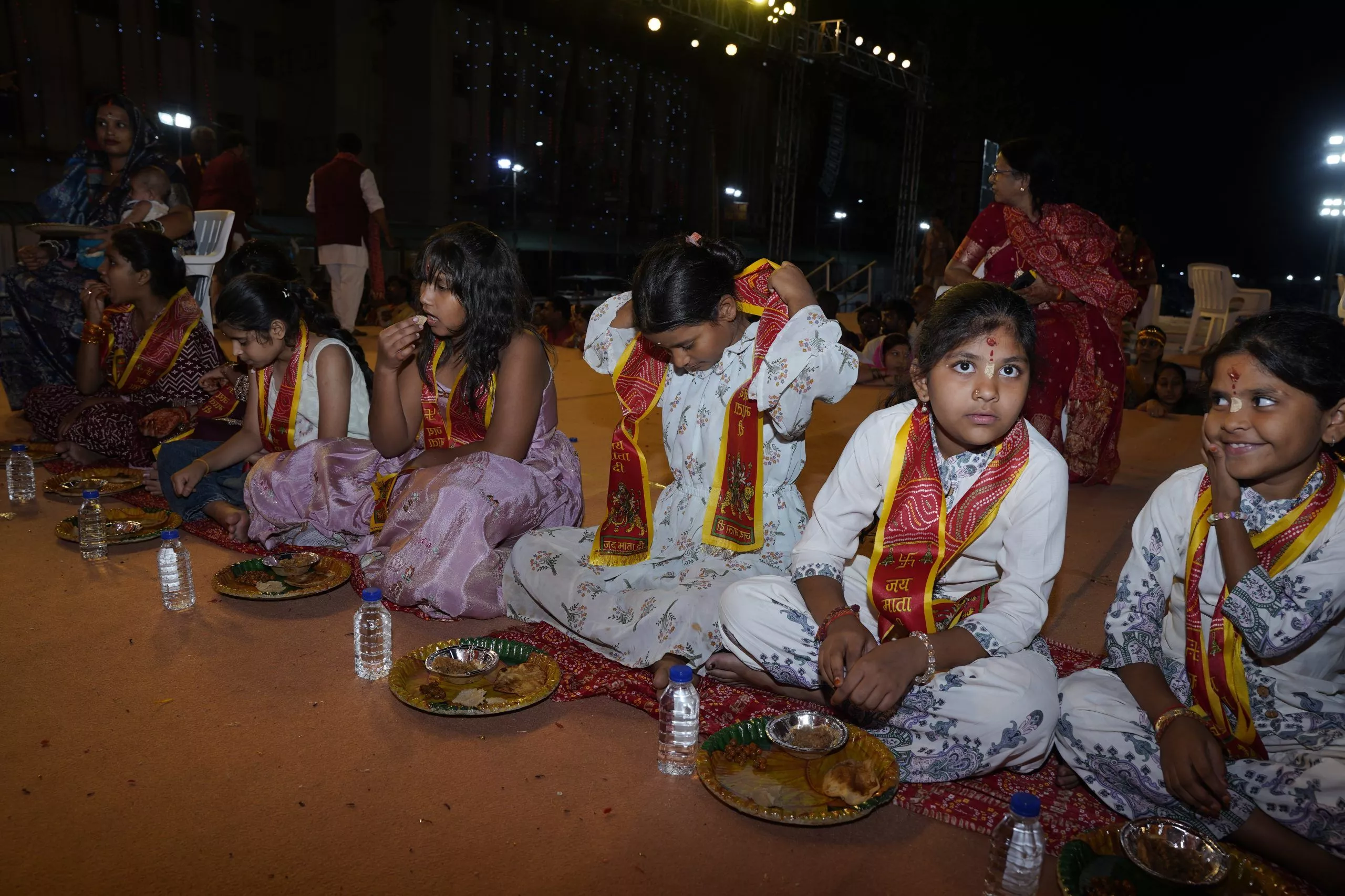 नुमाइश मैदान में माँ वैष्णो देवी के भव्य जागरण का दृश्य