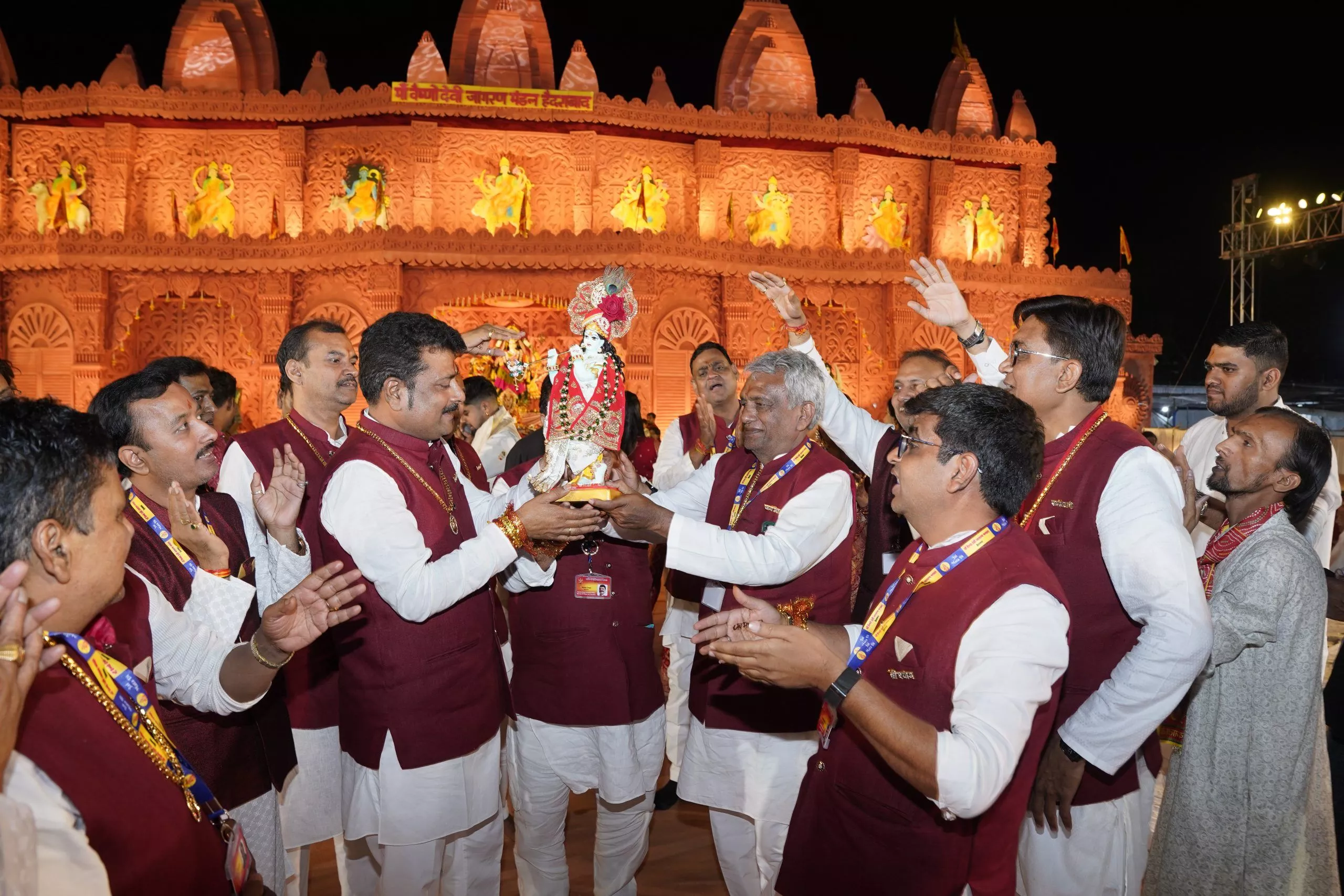 नुमाइश मैदान में माँ वैष्णो देवी के भव्य जागरण का दृश्य