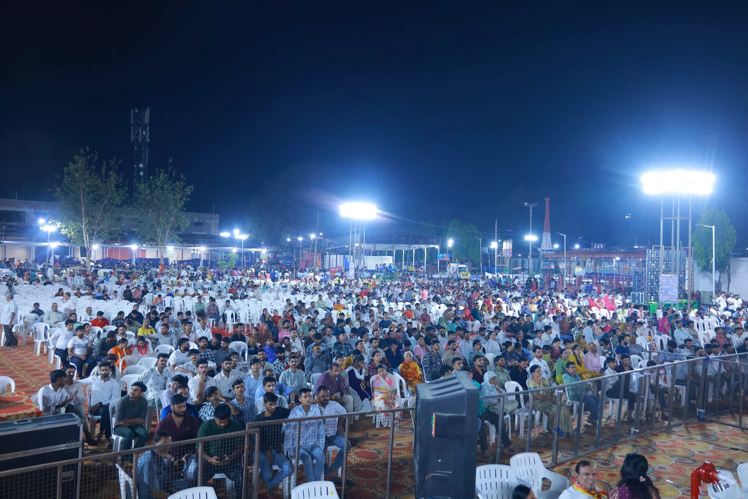 नुमाइश मैदान में माँ वैष्णो देवी के भव्य जागरण का दृश्य