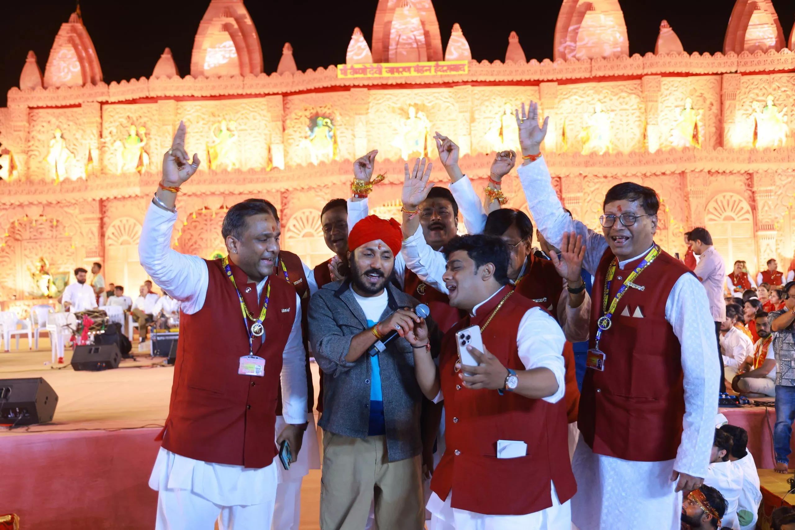 नुमाइश मैदान में माँ वैष्णो देवी के भव्य जागरण का दृश्य