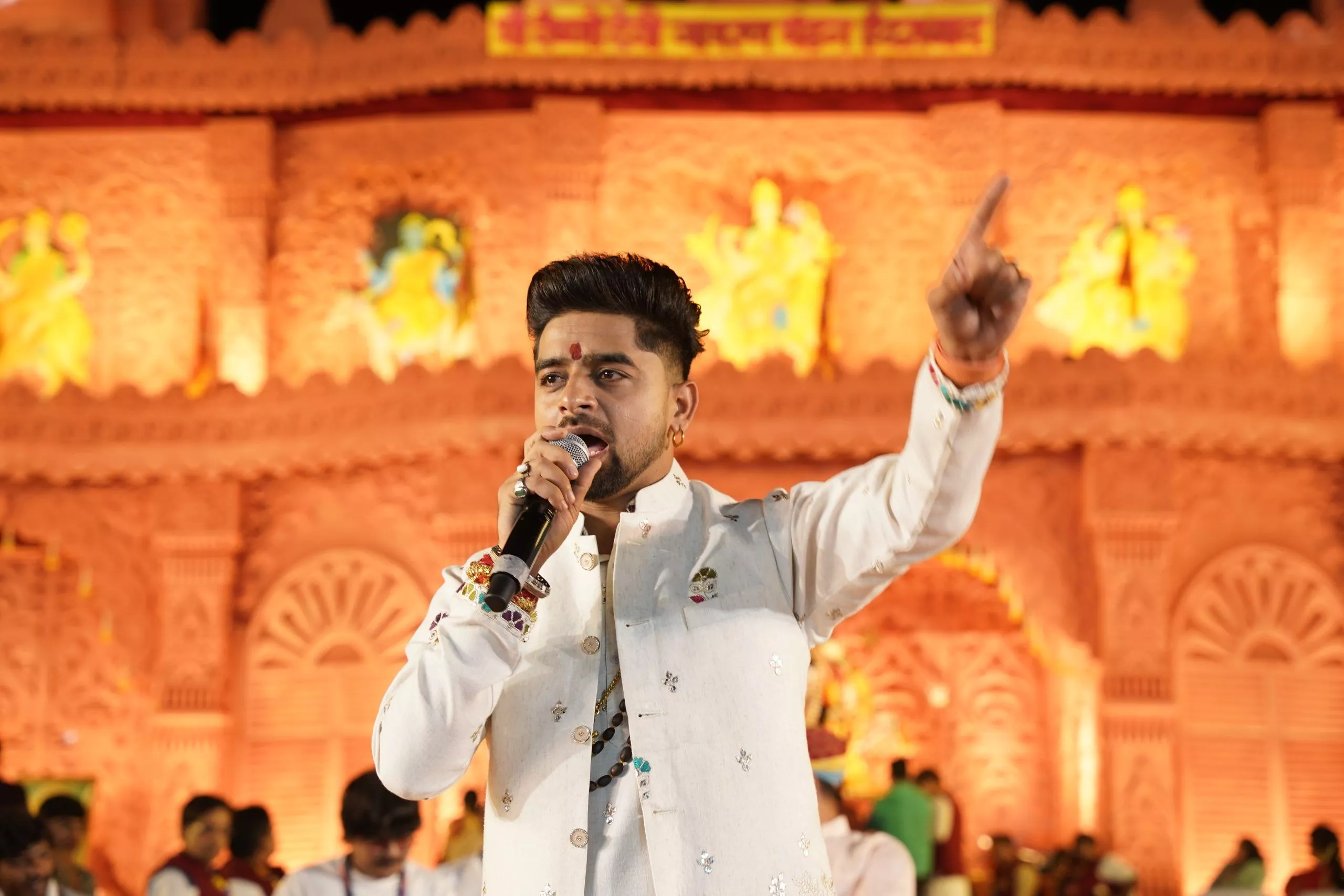 नुमाइश मैदान में माँ वैष्णो देवी के भव्य जागरण का दृश्य