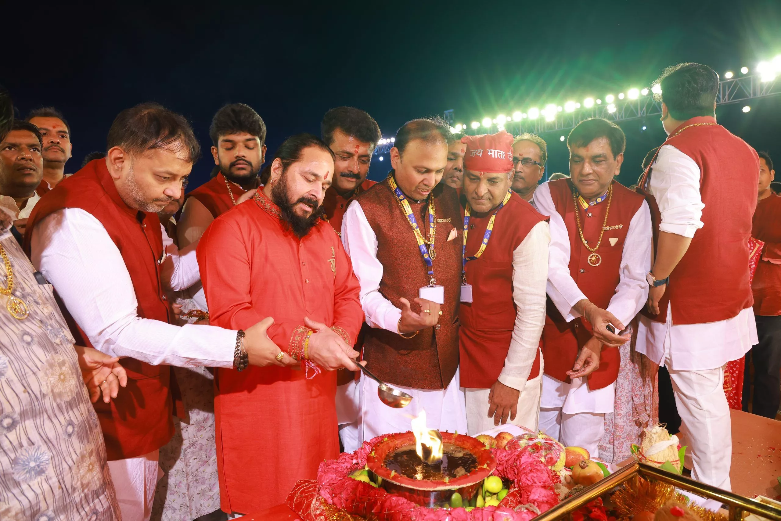 नुमाइश मैदान में माँ वैष्णो देवी के भव्य जागरण का दृश्य