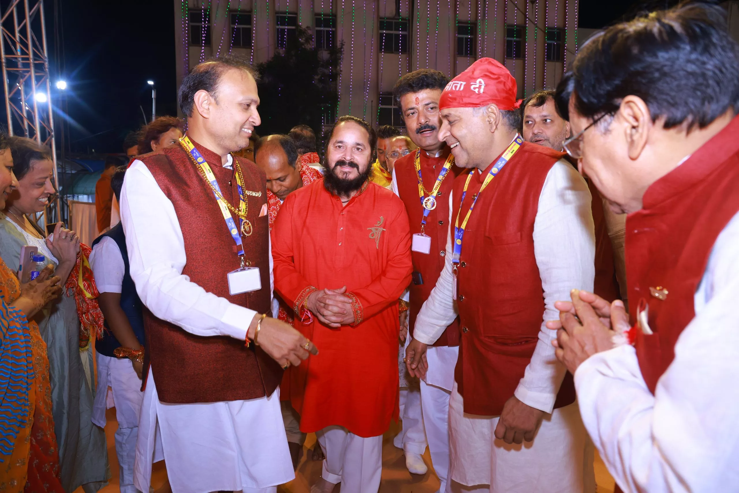 नुमाइश मैदान में माँ वैष्णो देवी के भव्य जागरण का दृश्य