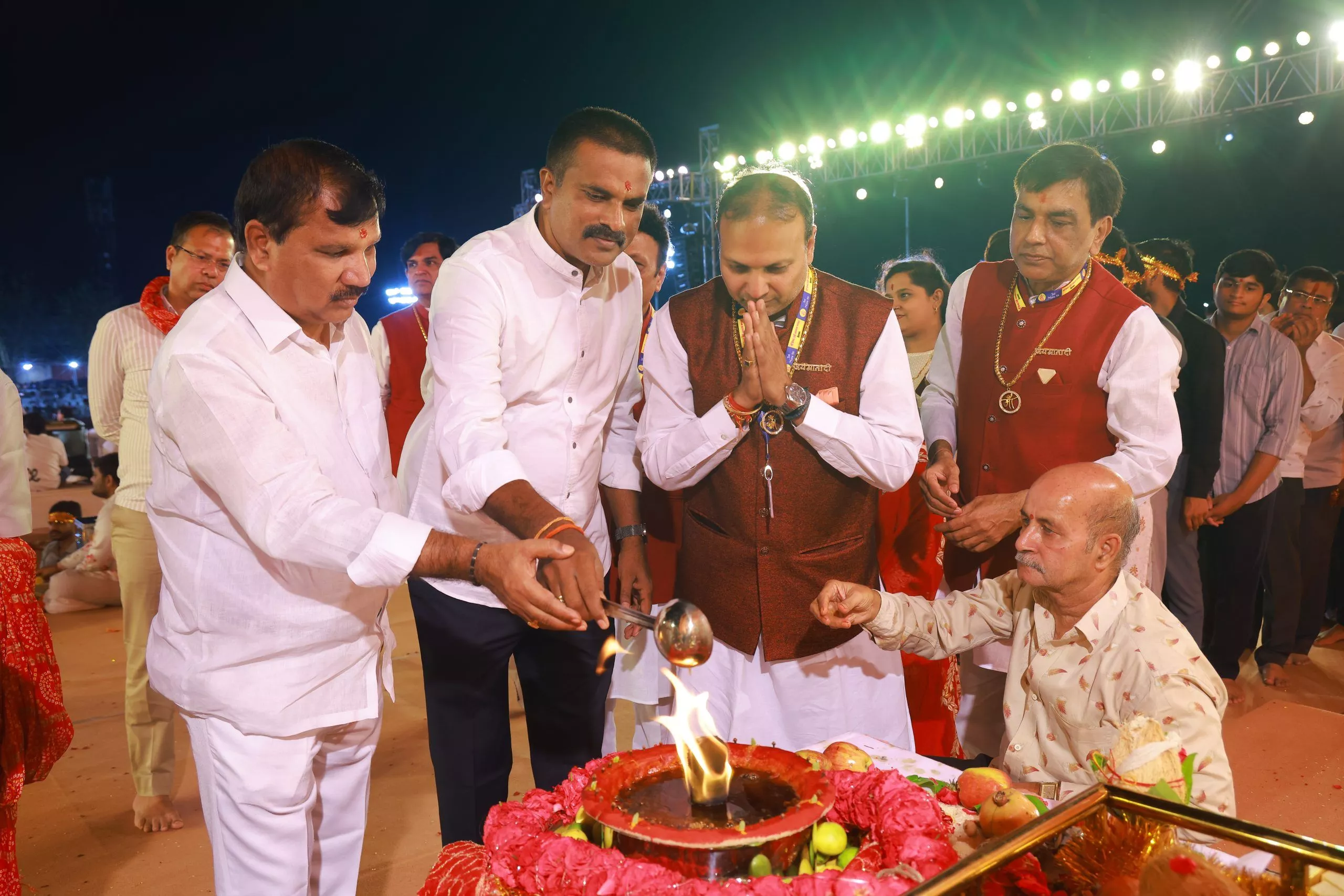 नुमाइश मैदान में माँ वैष्णो देवी के भव्य जागरण का दृश्य