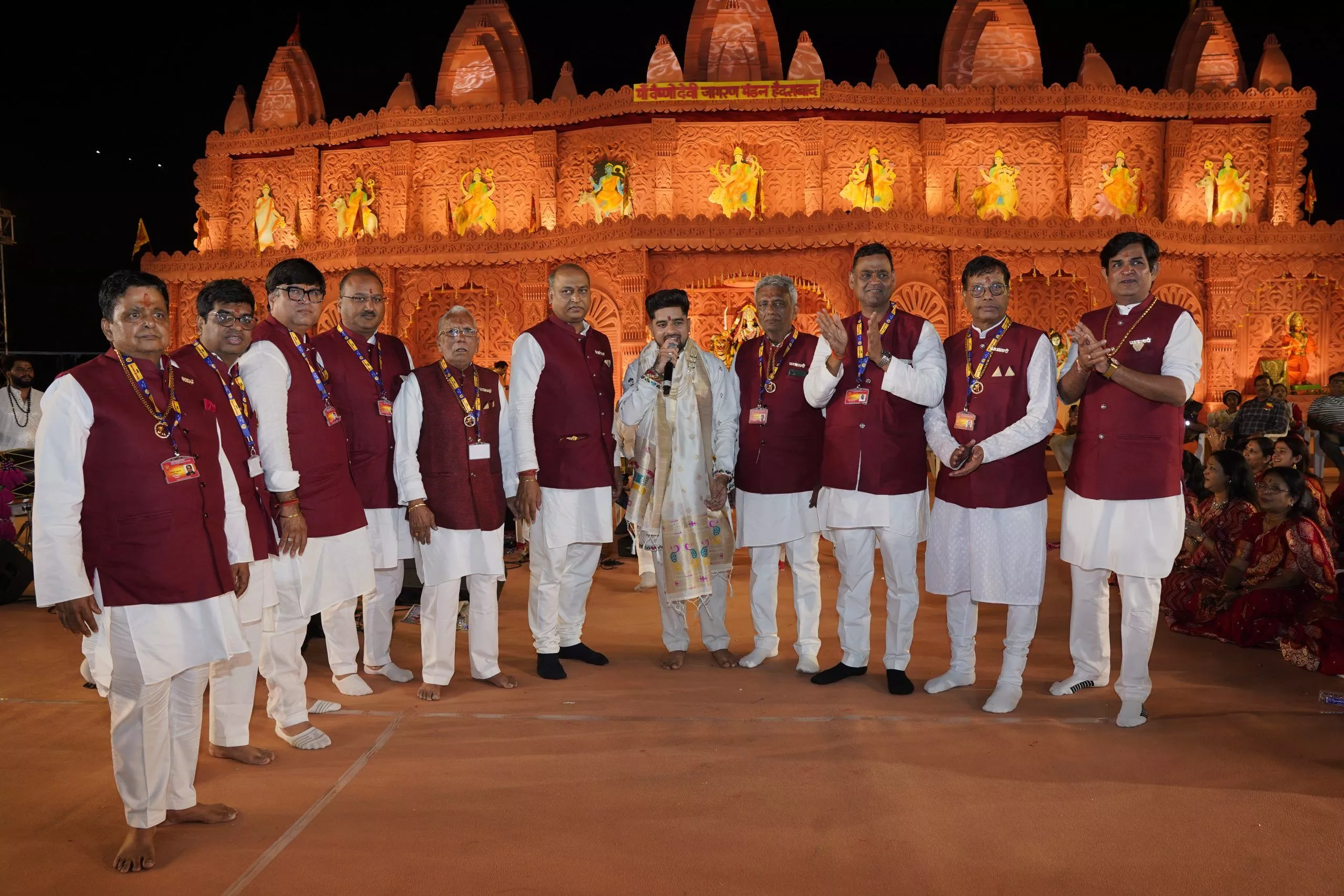 नुमाइश मैदान में माँ वैष्णो देवी के भव्य जागरण का दृश्य