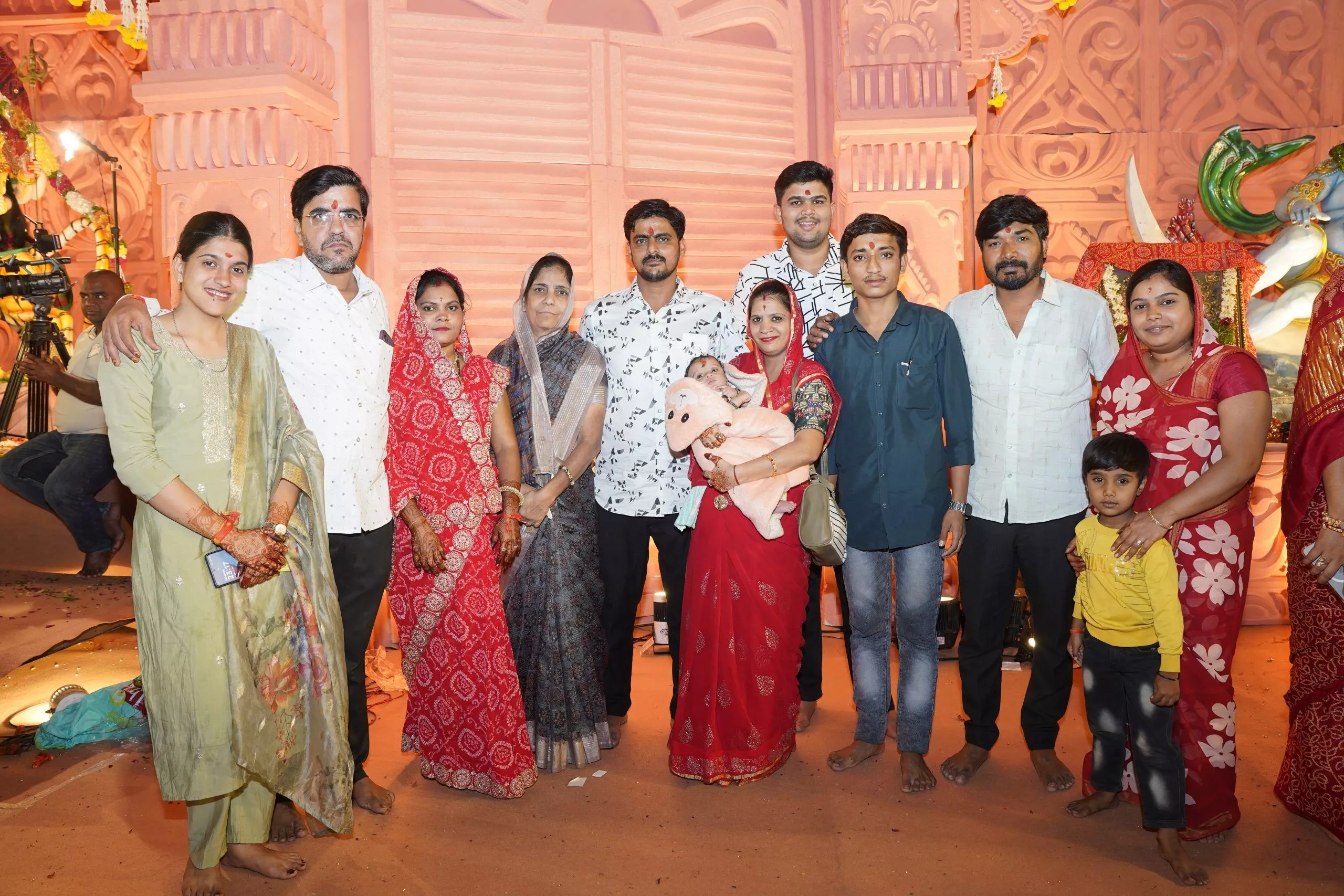 नुमाइश मैदान में माँ वैष्णो देवी के भव्य जागरण का दृश्य