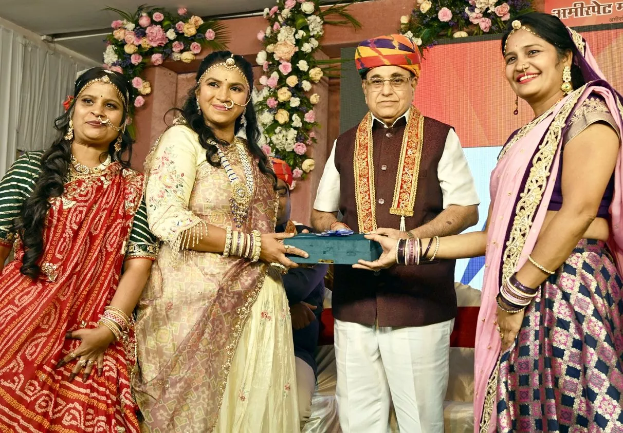 हैदराबाद में गणगौर उत्सव में भाग लेती महिलाएँ