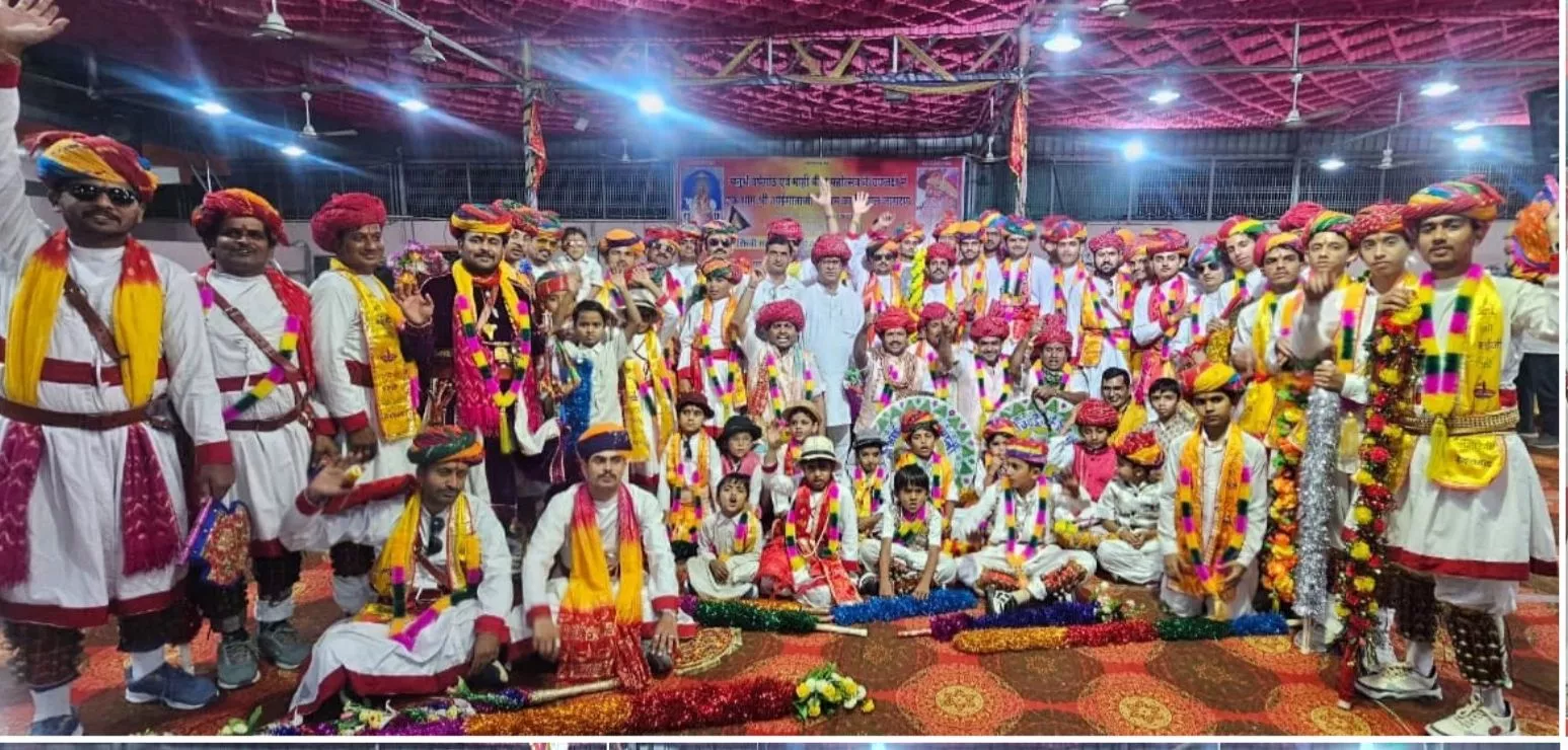 श्री आई माताजी मंदिर में रंगारंग होलिका ढूँढ उत्सव का दृश्य