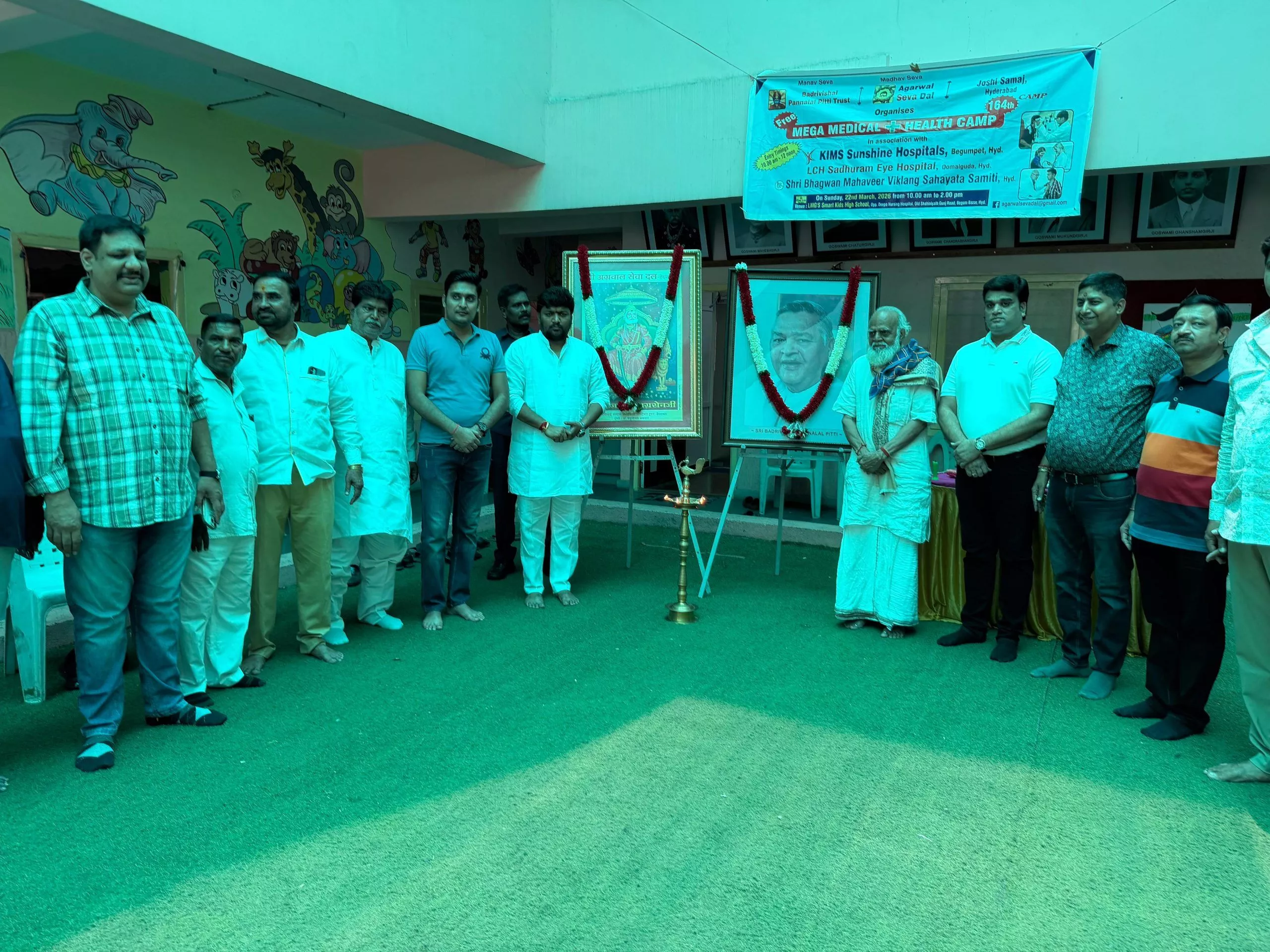 निशुल्क स्वास्थ्य जाँच शिविर में लोगों की जांच करते चिकित्सक