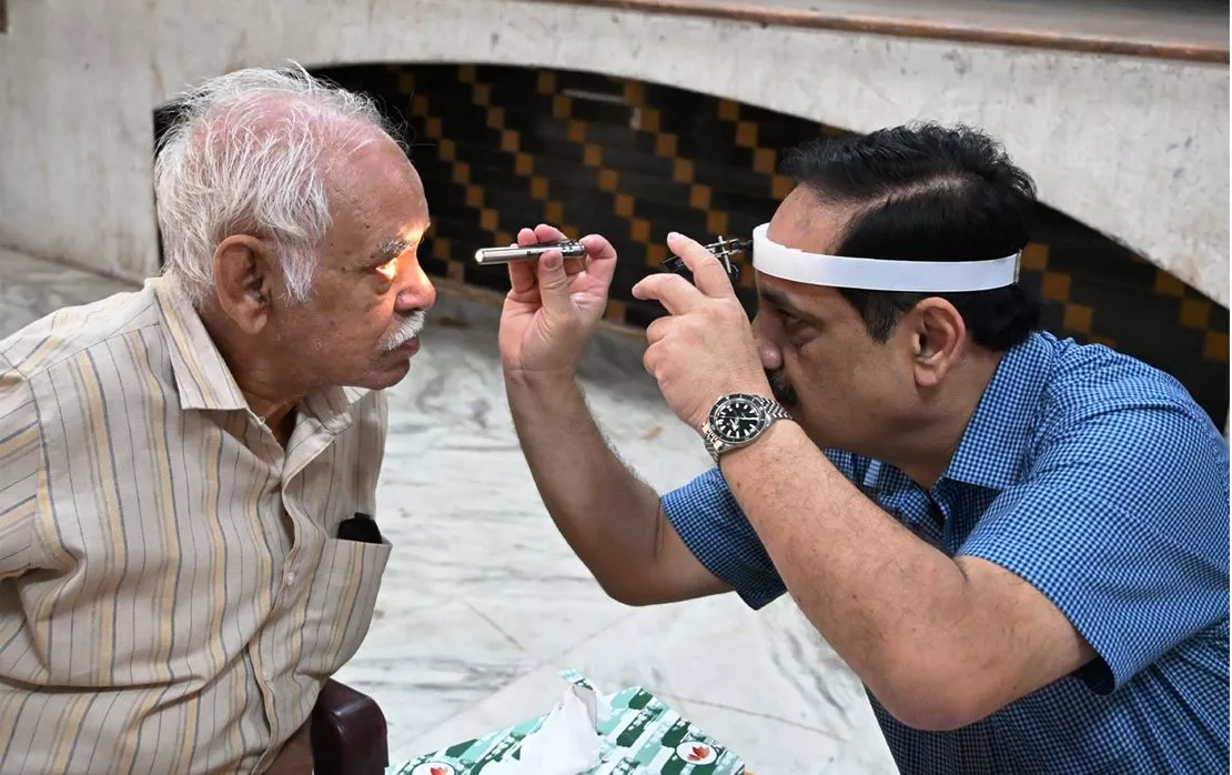 बेगम बाजार में आयोजित निशुल्क नेत्र जांच शिविर