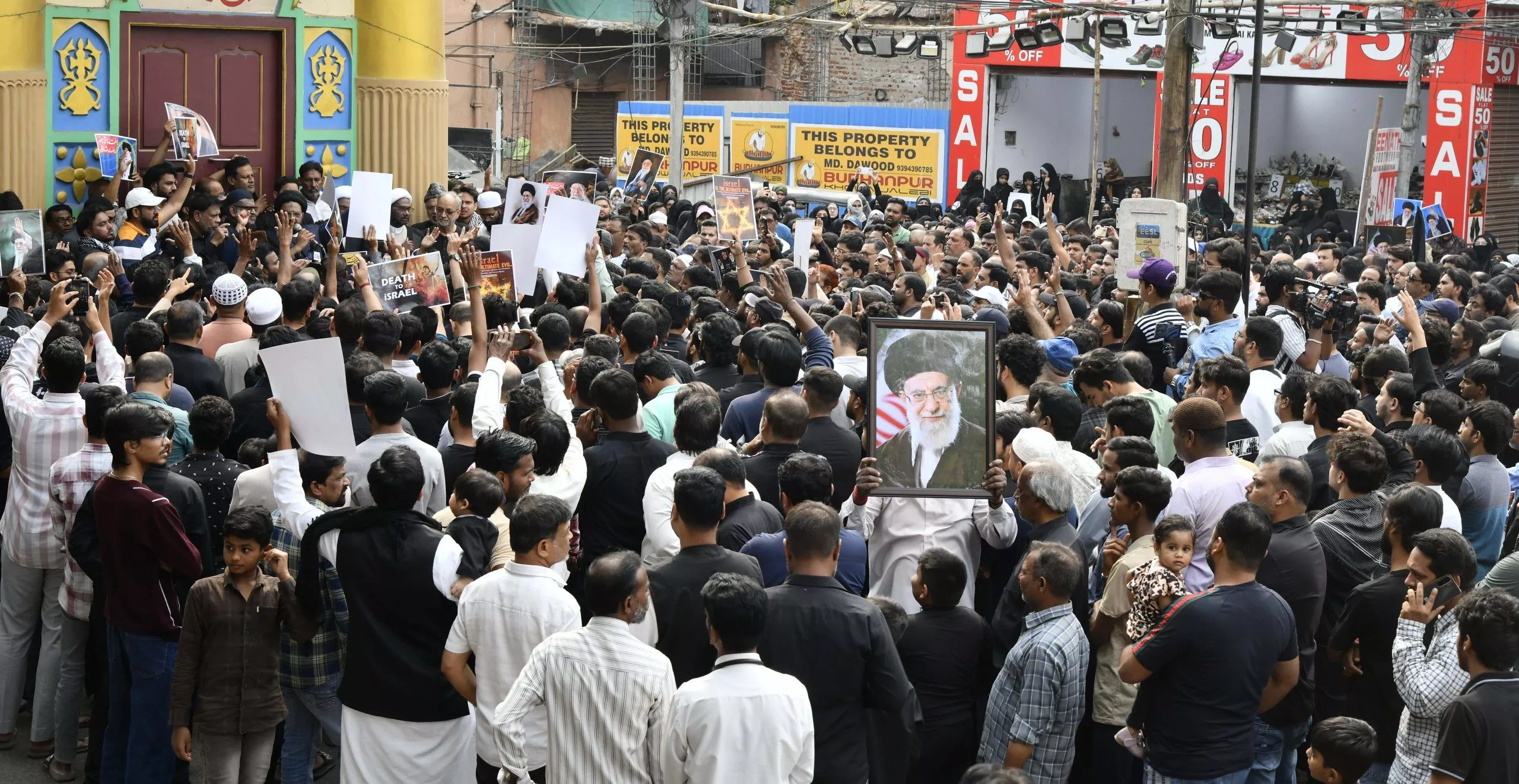 खामेनेई के निधन पर पुराने शहर में विरोध मार्च