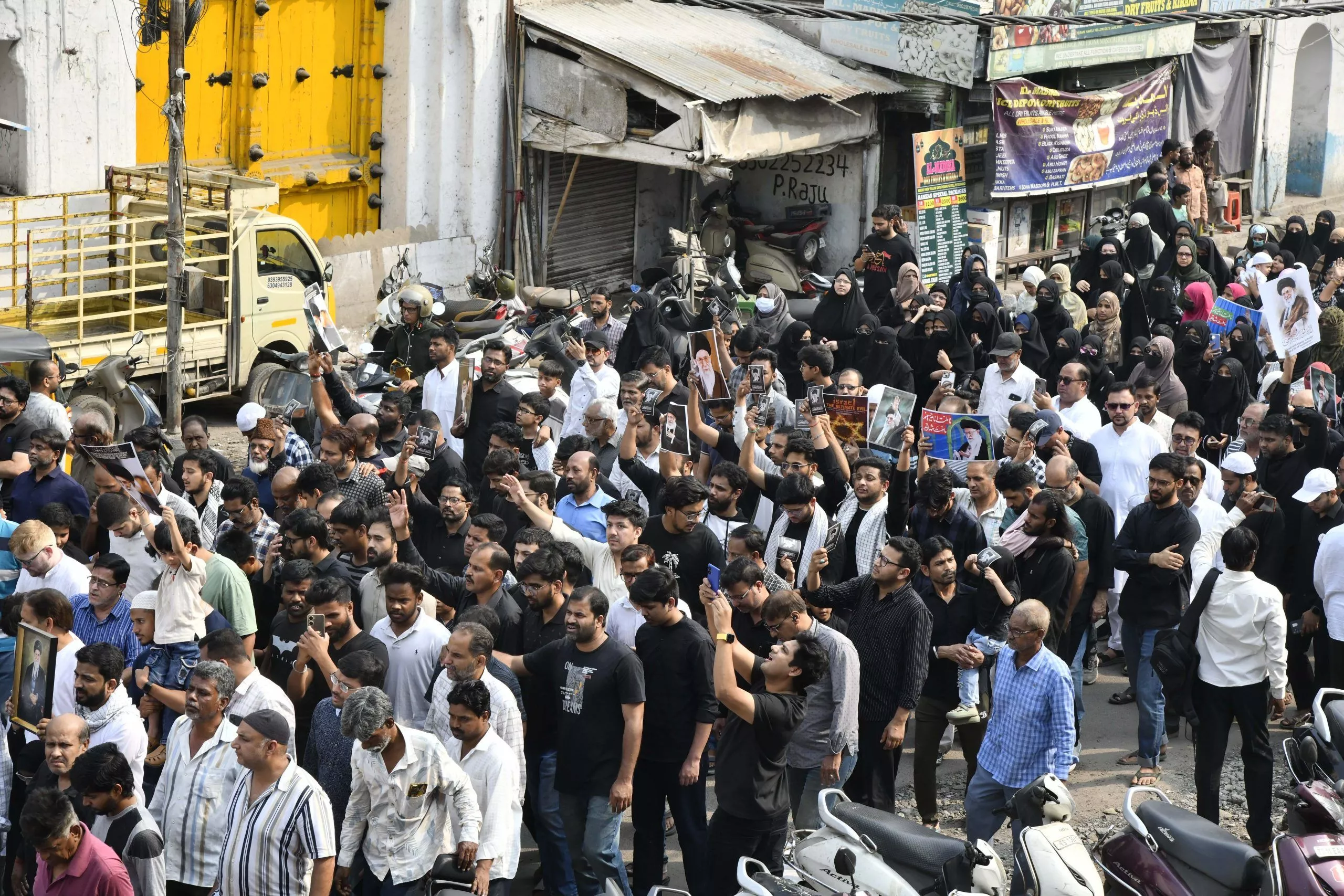 खामेनेई के निधन पर पुराने शहर में विरोध मार्च