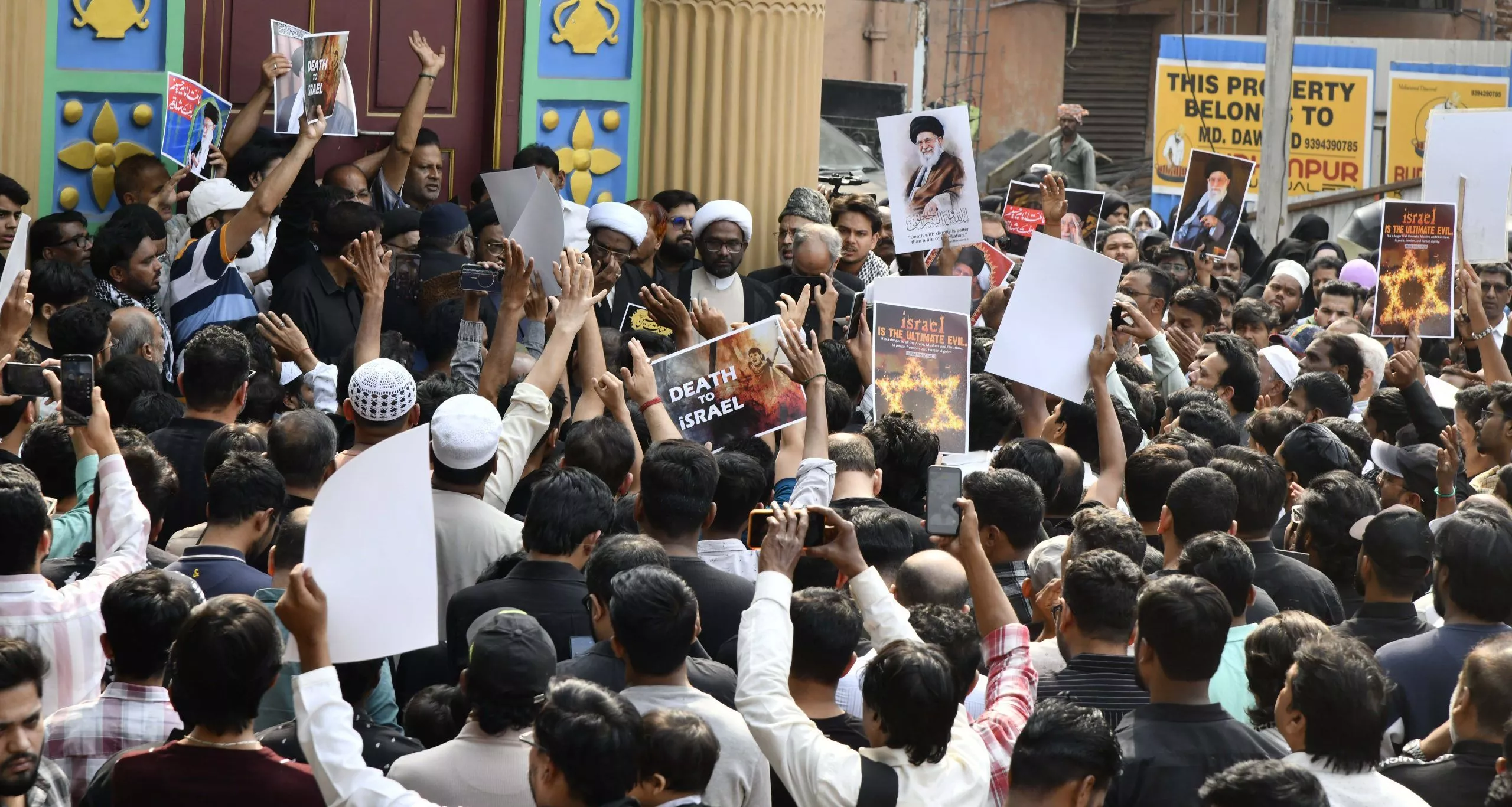 खामेनेई के निधन पर पुराने शहर में विरोध मार्च