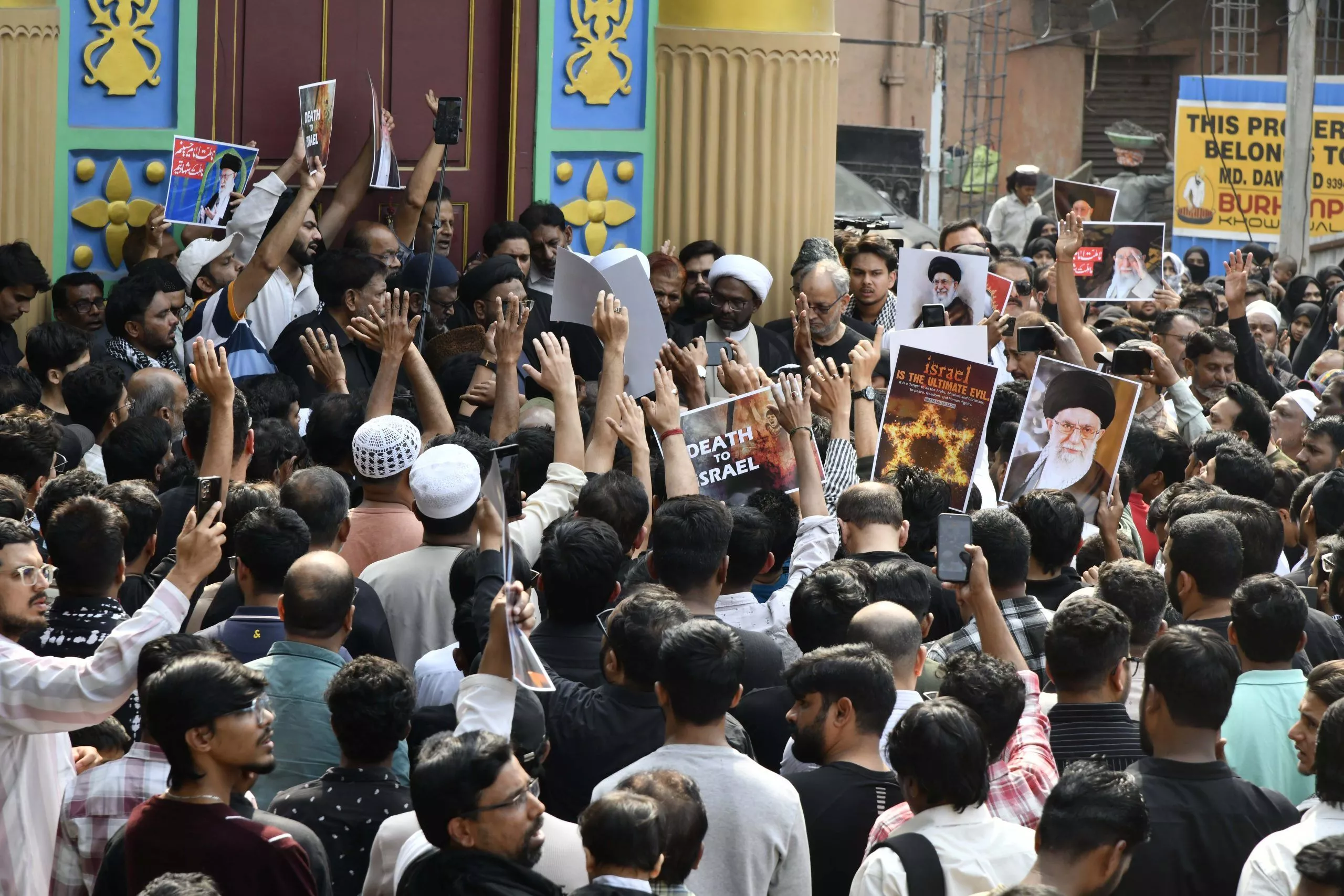 खामेनेई के निधन पर पुराने शहर में विरोध मार्च