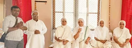 साध्वी तत्वपूर्णाश्रीजी जिनेश्वरधाम मंदिर में प्रवेश करती हुईं