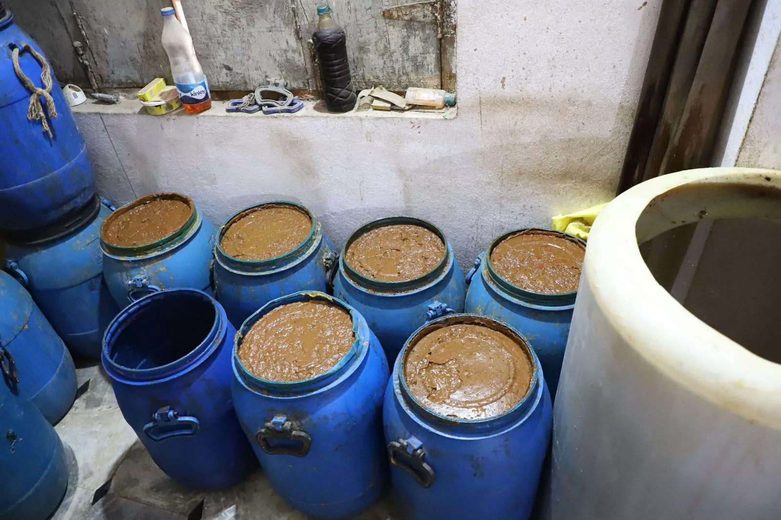 मिलावटी पेस्ट बनाने के गोदाम पर पुलिस छापा