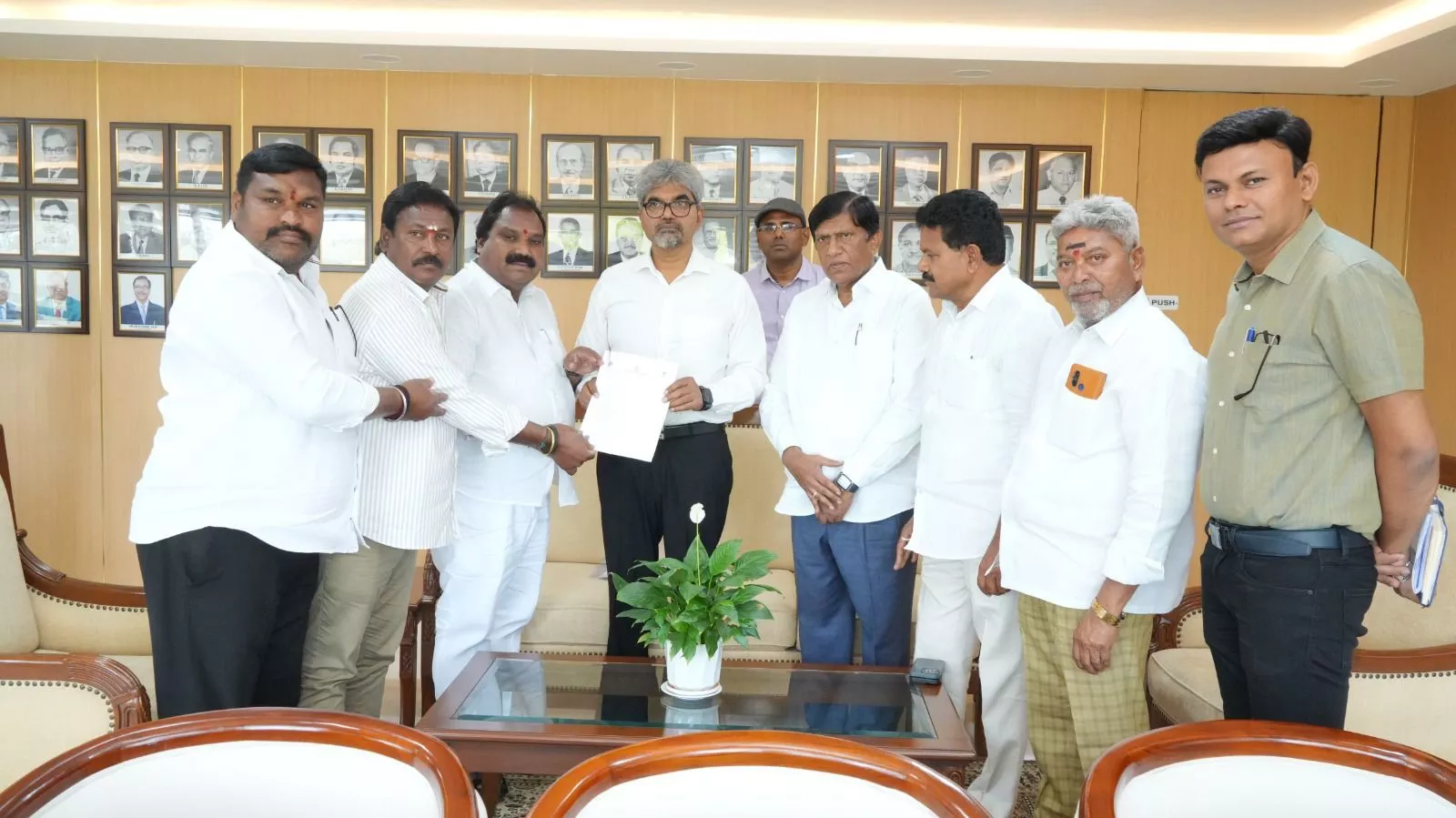 रेलवे अधिकारियों को ज्ञापन सौंपते पूर्व सांसद विनोद कुमार