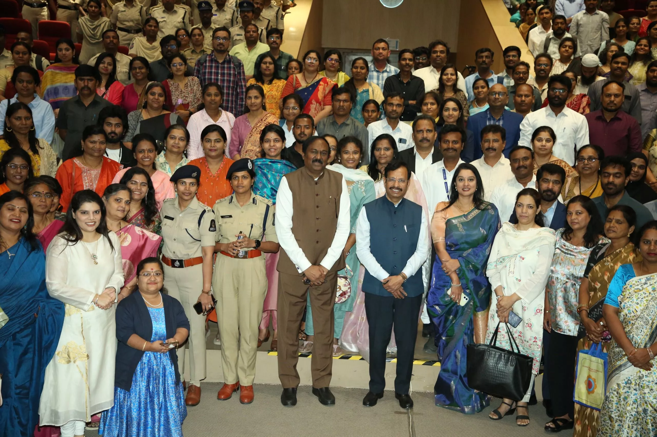 महिला सुरक्षा के लिए मार्गदर्शक कार्यक्रम शुरू करते सज्जनार