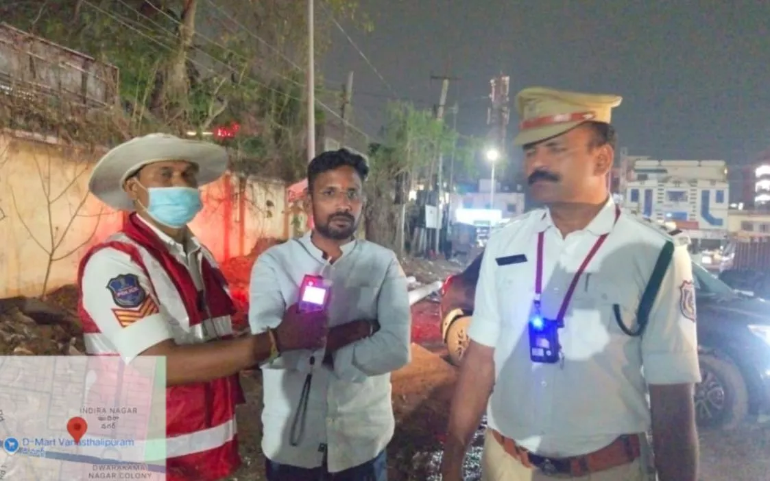 शराब पीकर वाहन चलाने वालों की जांच करती ट्रैफिक पुलिस