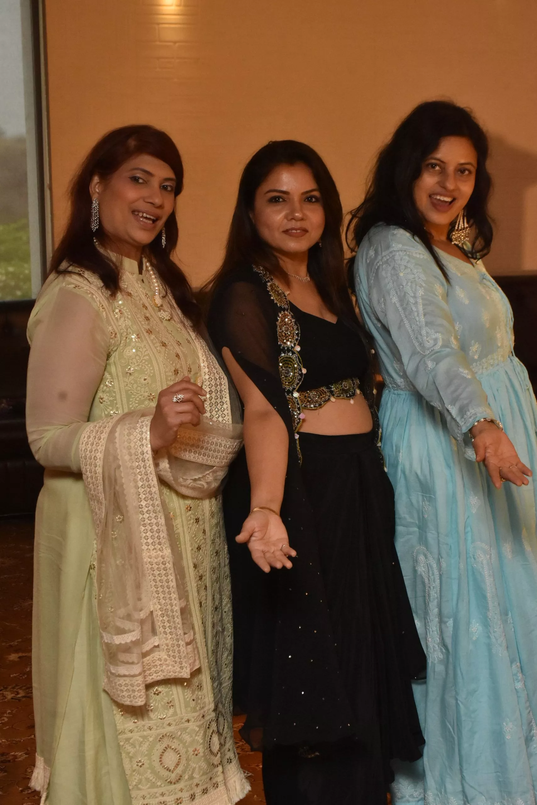 सूफी संगीत कार्यक्रम में प्रस्तुति देते कलाकार