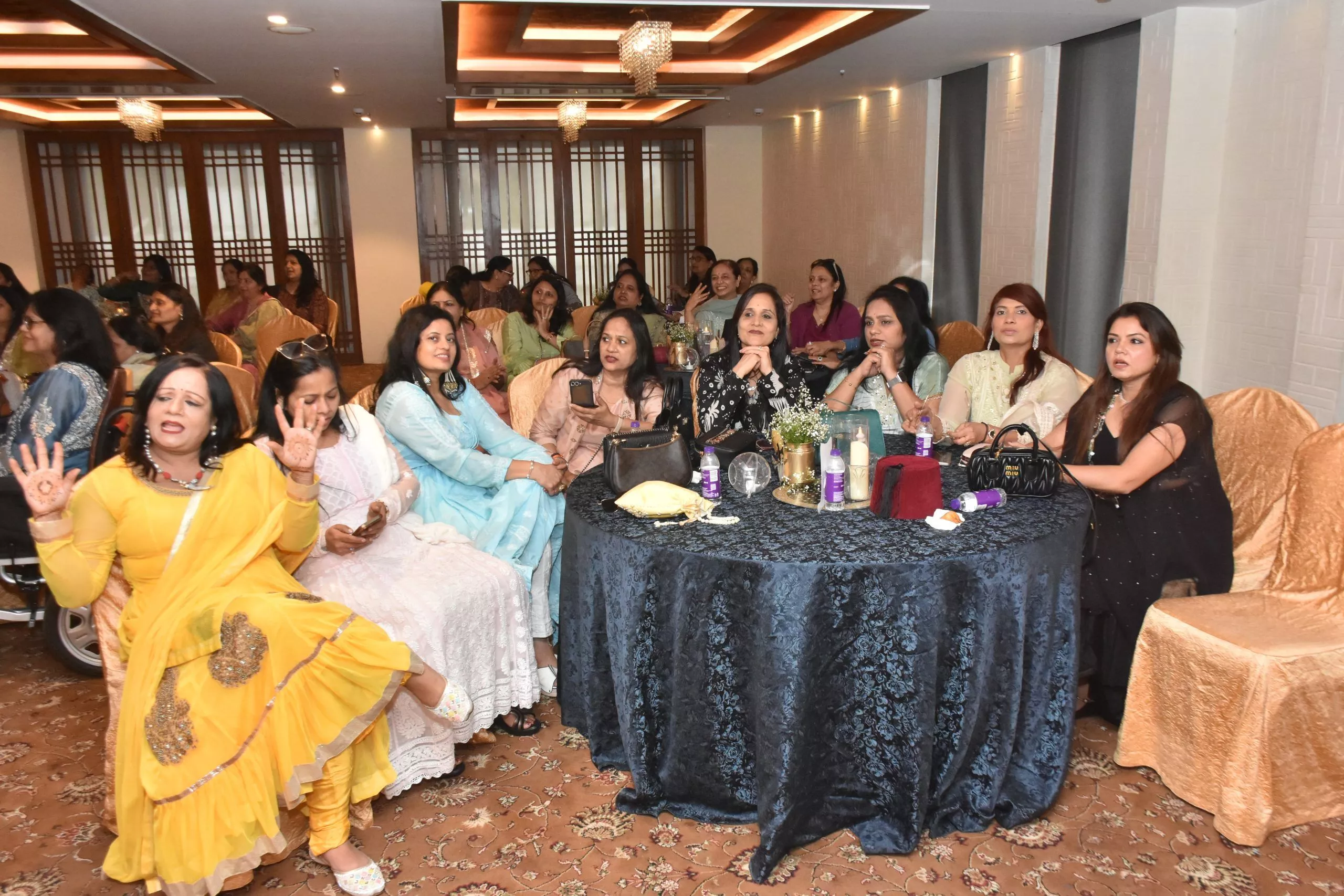 सूफी संगीत कार्यक्रम में प्रस्तुति देते कलाकार