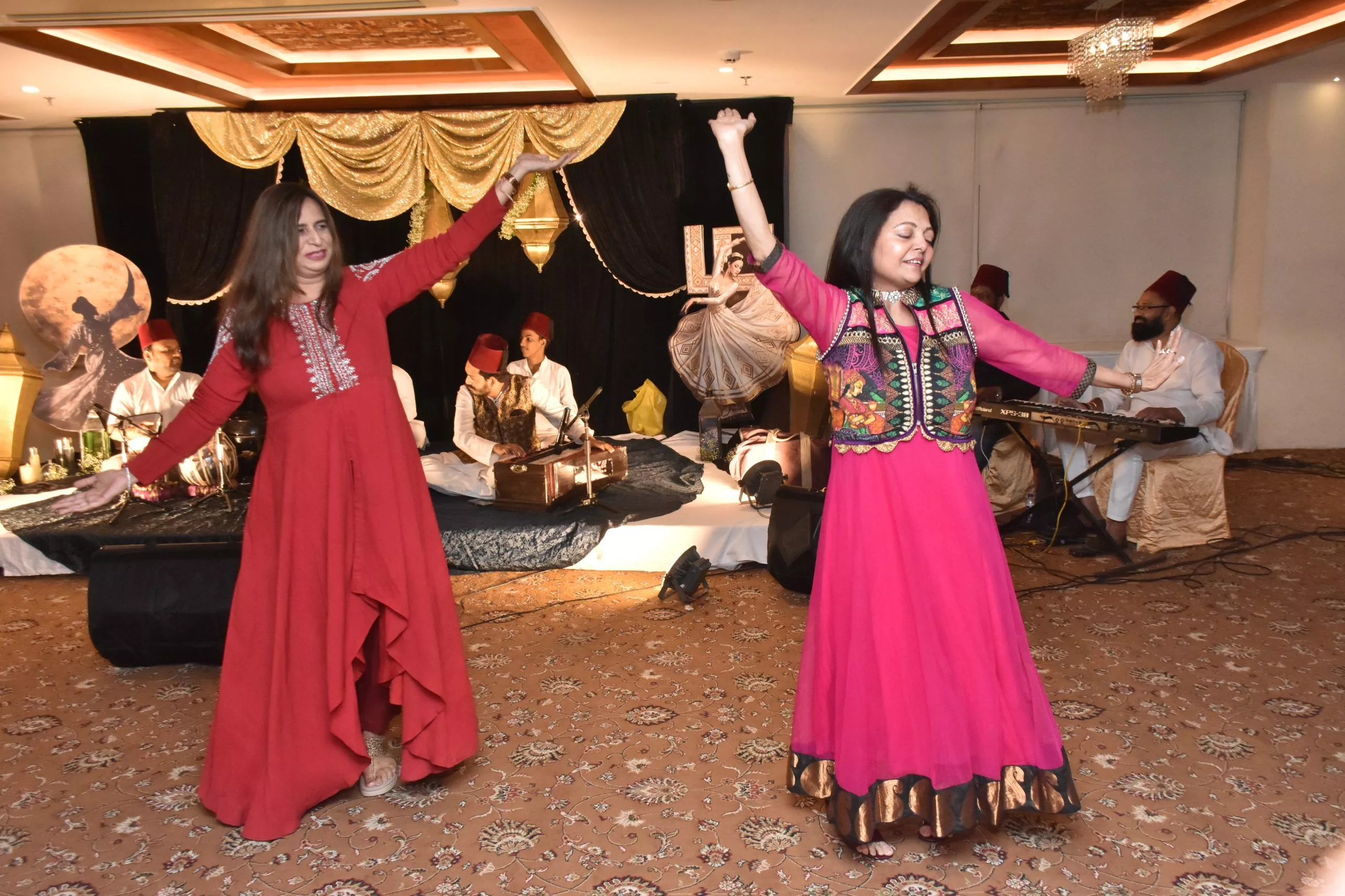 सूफी संगीत कार्यक्रम में प्रस्तुति देते कलाकार